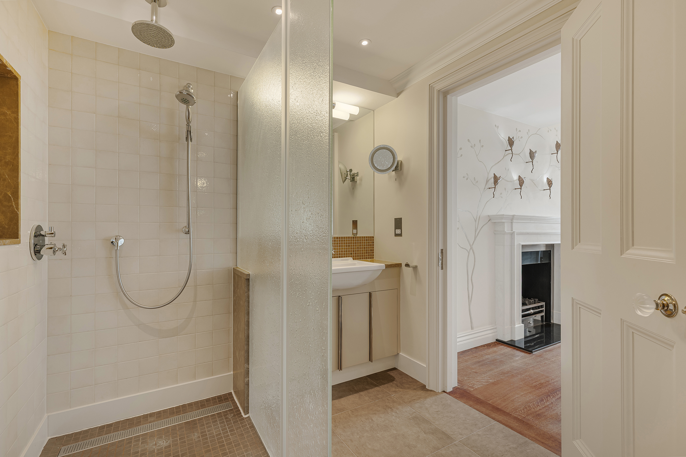  A Grand Triplex Apartment Overlooking Regent