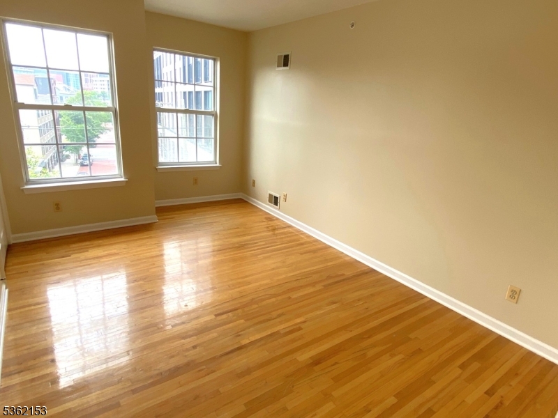 Newark City, New Jersey, 07105, United States, 2 Bedrooms Bedrooms, ,3 BathroomsBathrooms,Residential,For Sale,1849071