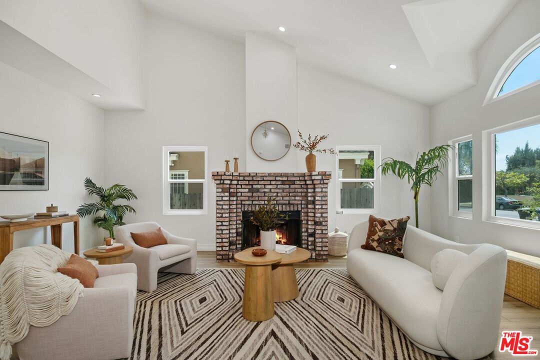 Los Angeles, California, 90004, United States, 4 Bedrooms Bedrooms, ,3 BathroomsBathrooms,Residential,For Sale,1785182