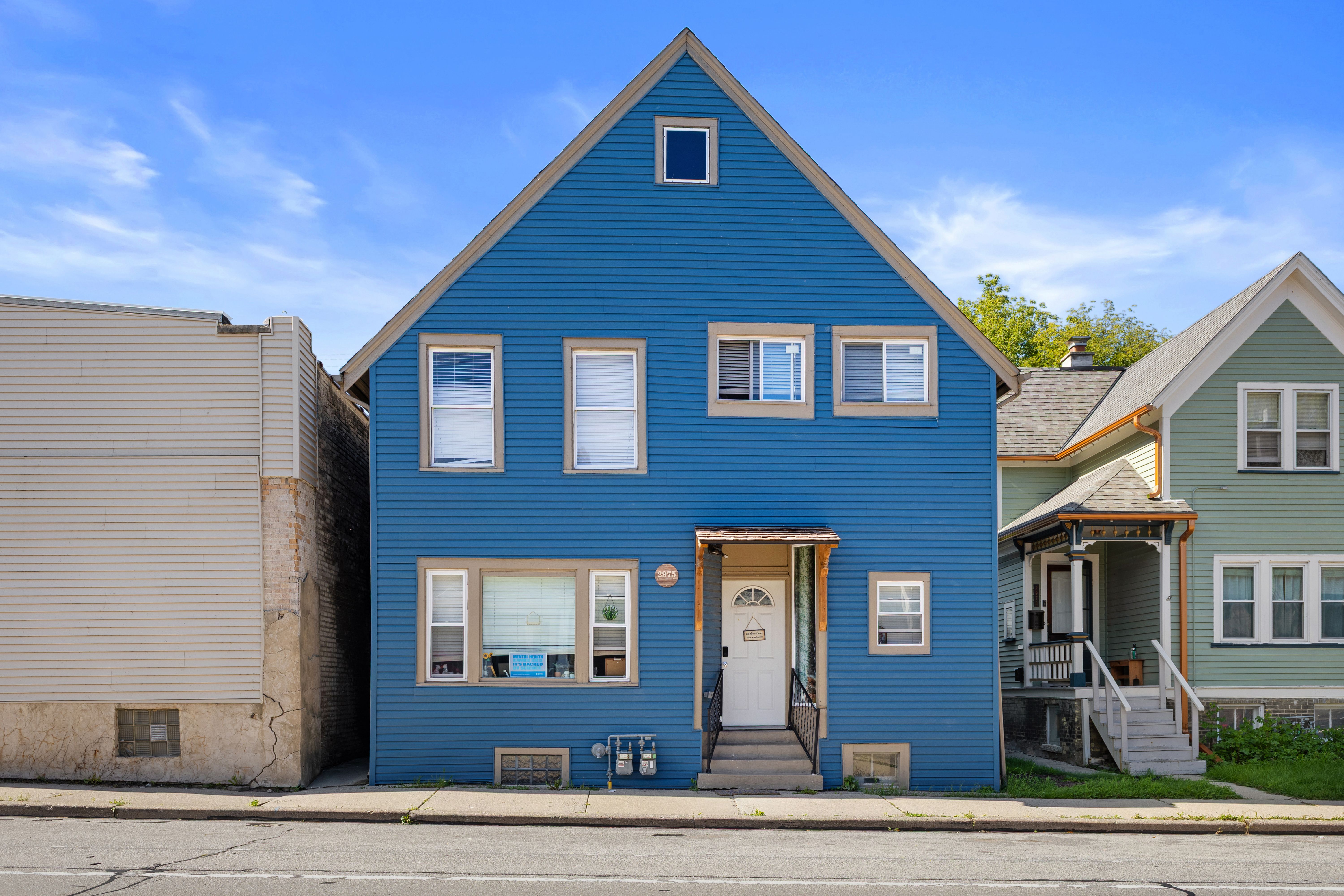  Prime Bay View Investment: Updated Duplex with 4-Car Garage Near Lake Michigan - 物件實景