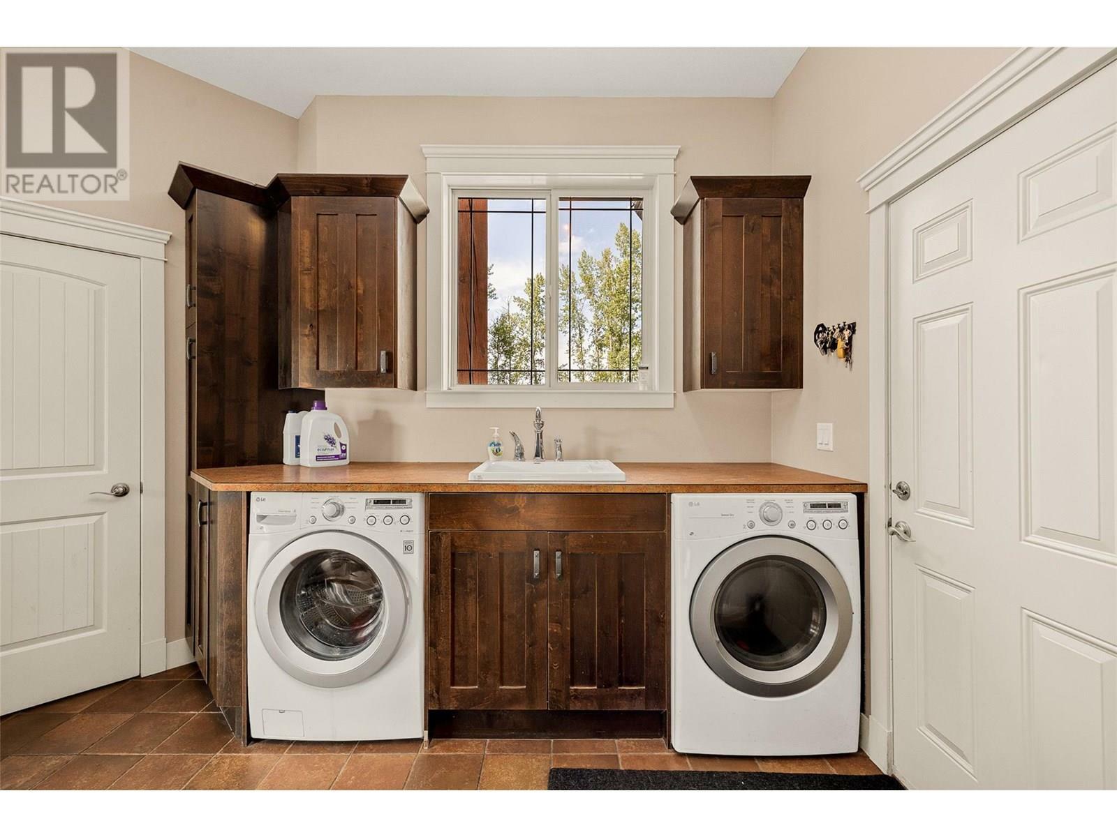 KELOWNA, British Columbia, V1W 4C5, CA, 5 Bedrooms Bedrooms, ,3 BathroomsBathrooms,Residential,For Sale,1883481
