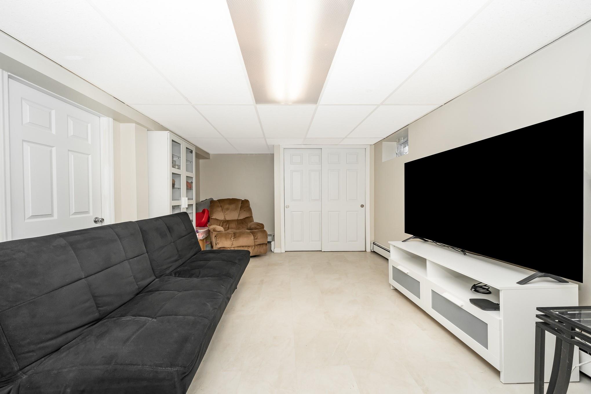 Franklin Square, New York, 11010, United States, 5 Bedrooms Bedrooms, ,2 BathroomsBathrooms,Residential,For Sale,1974579