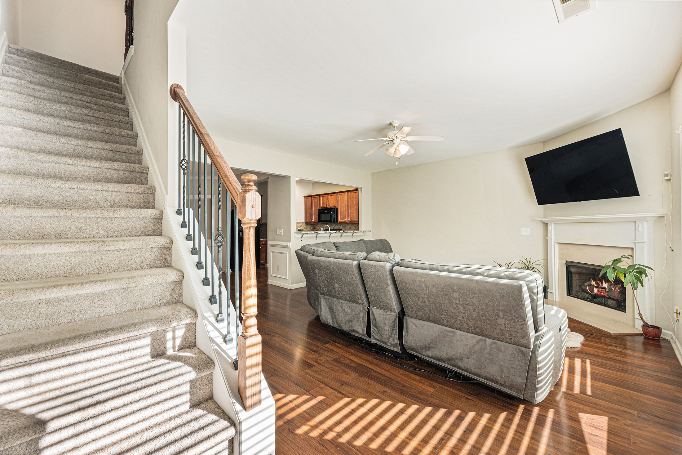  Charming Townhome Offers Low-Maintenance Living with No Rental Restrictions - 物件實景