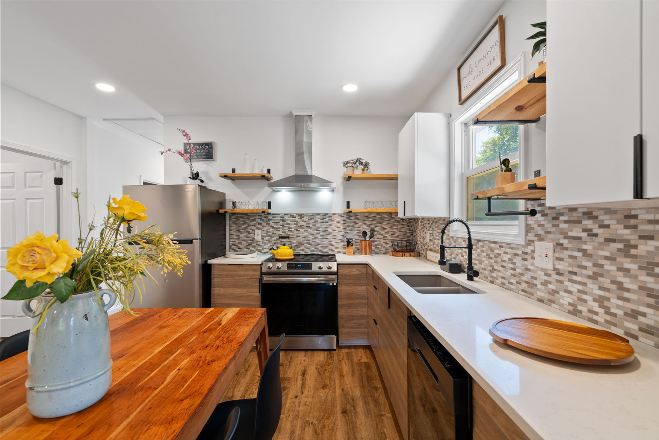  Completely Renovated and Move-In Ready Bungalow - 物件實景