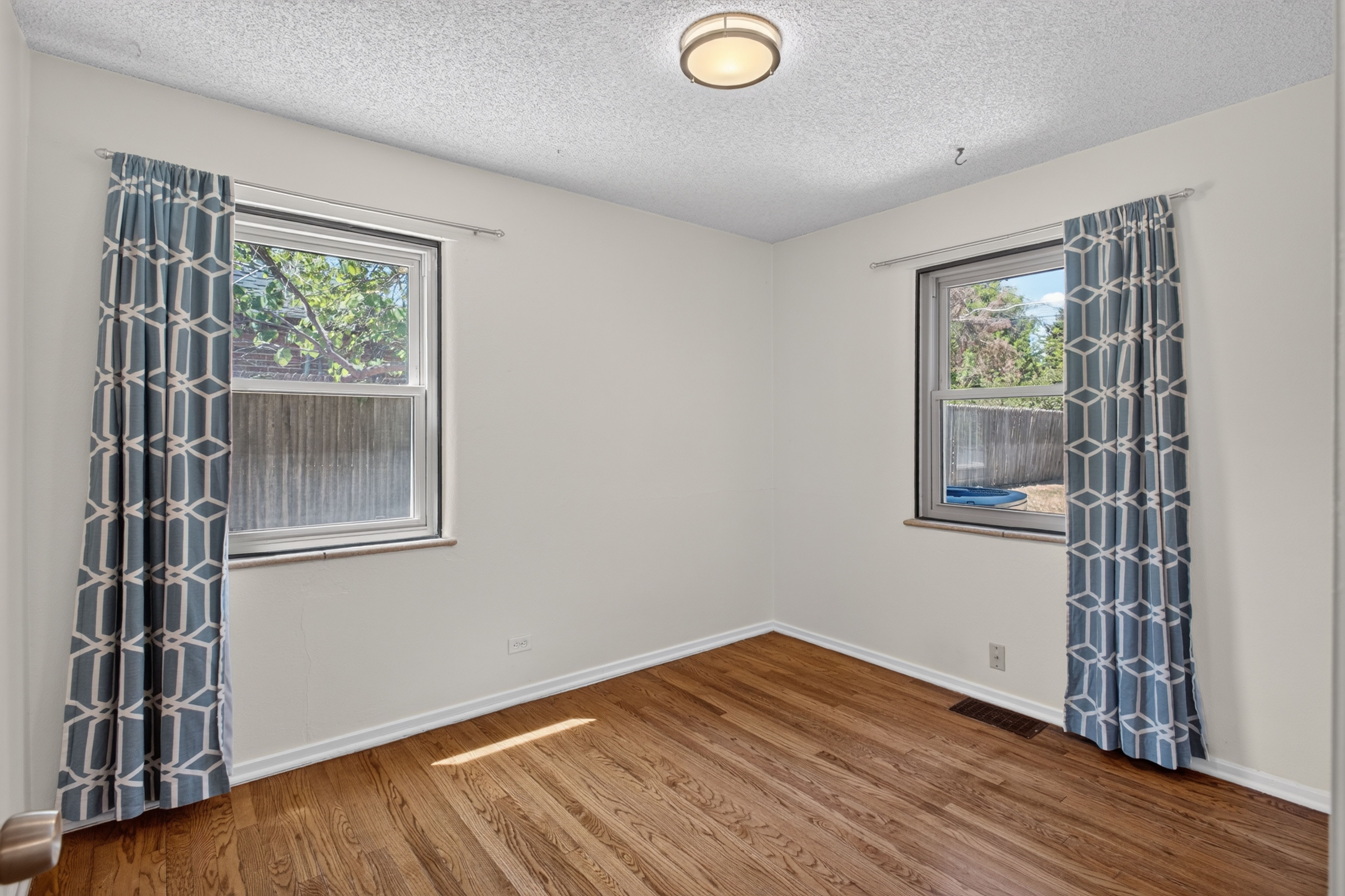  Charming Mayfair Brick Home: Sunroom Oasis & Private Pergola Backyard - 物件實景
