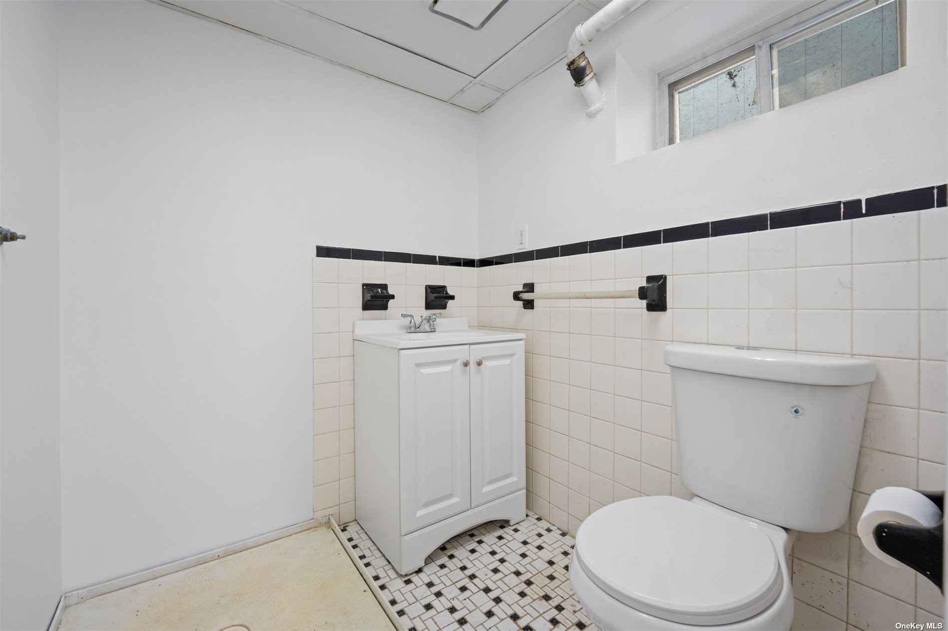 Hollis, New York, 11423, United States, 3 Bedrooms Bedrooms, ,2 BathroomsBathrooms,Residential,For Sale,1931639