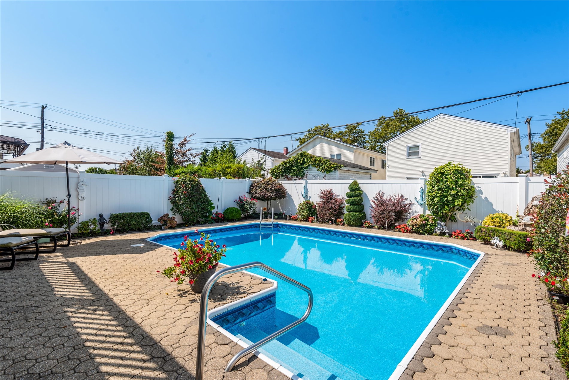 Howard Beach, New York, 11414, United States, 4 Bedrooms Bedrooms, ,2 BathroomsBathrooms,Residential,For Sale,1916184