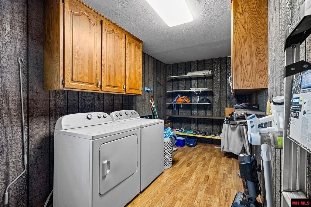 Gainesville, Missouri, 65655, United States, 4 Bedrooms Bedrooms, ,3 BathroomsBathrooms,Residential,For Sale,1979779