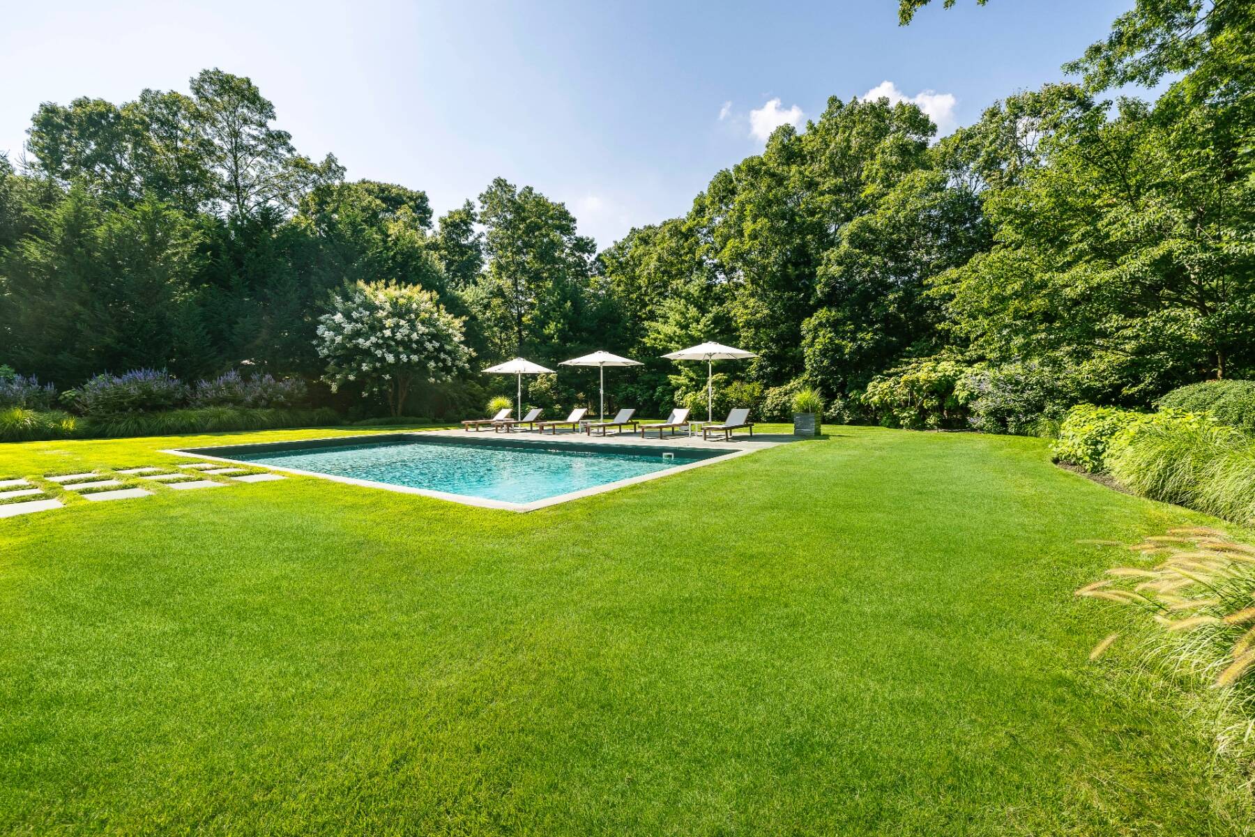  ON A TREE LINED CUL-DE-SAC IN  WAINSCOTT - 物件實景