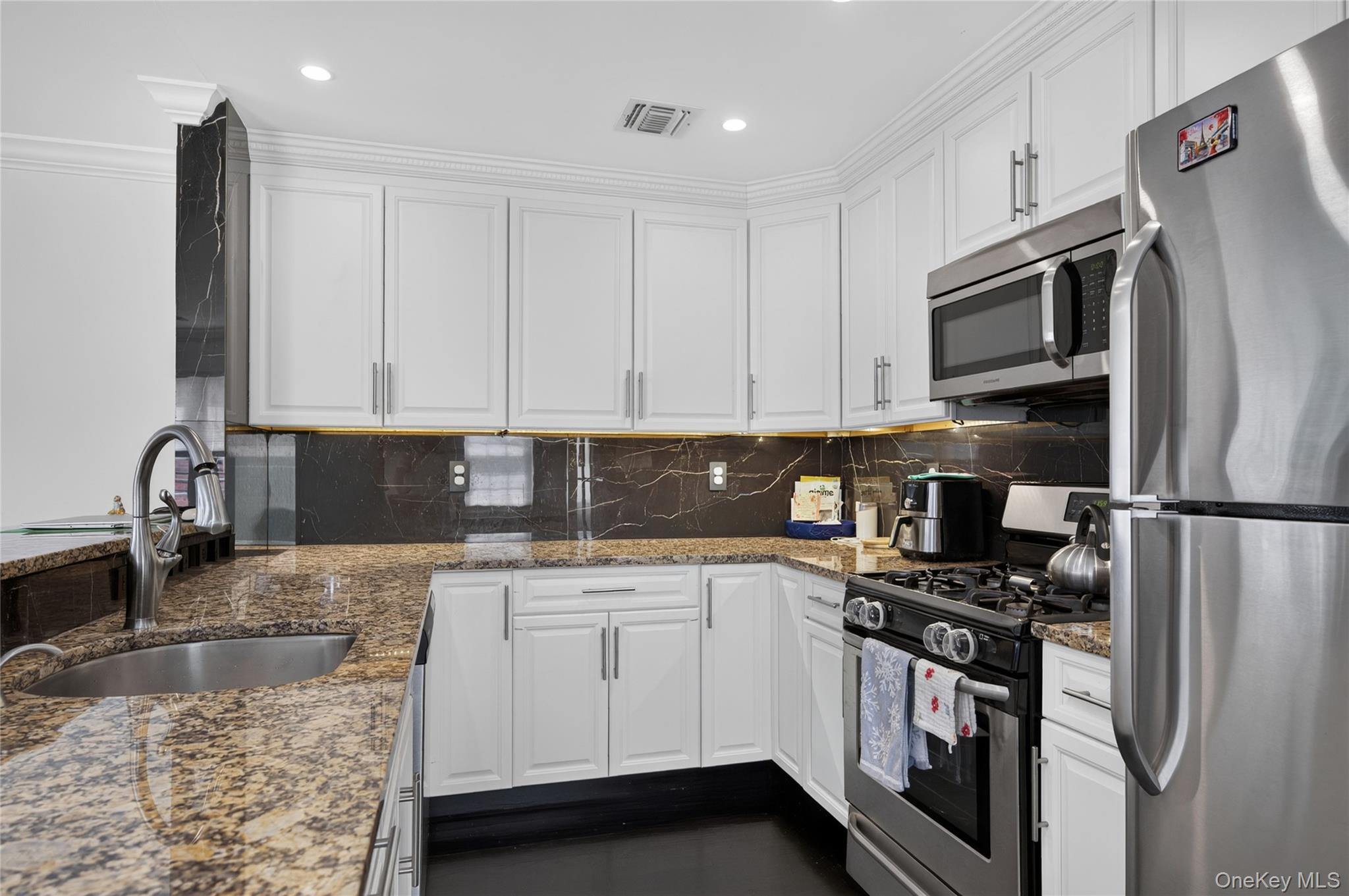  1 Koch Place, Carle Place, NY, 11514 - 物件實景