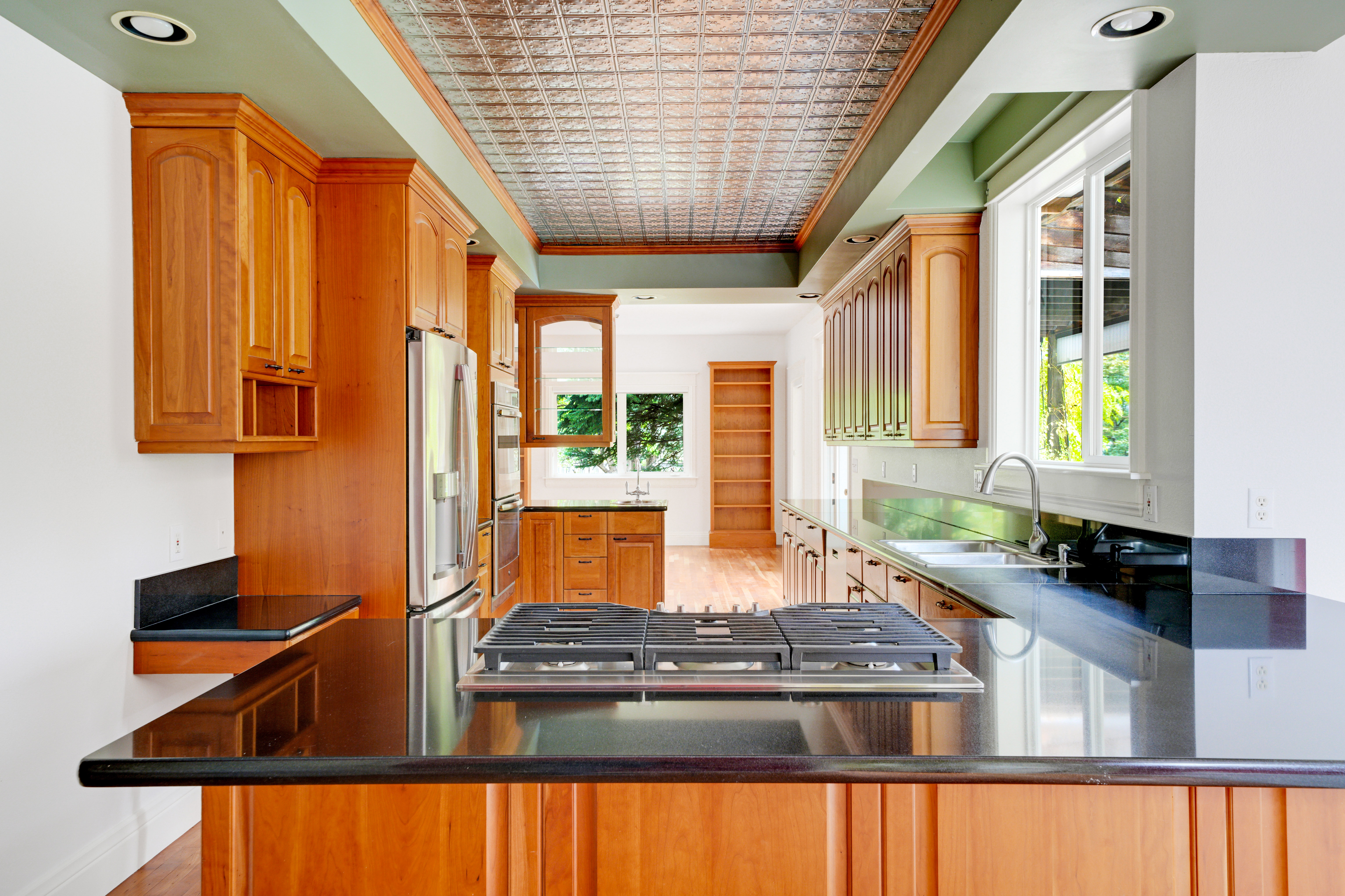  Custom Home with Vaulted Ceilings, Sauna and Wine Storage - 物件實景
