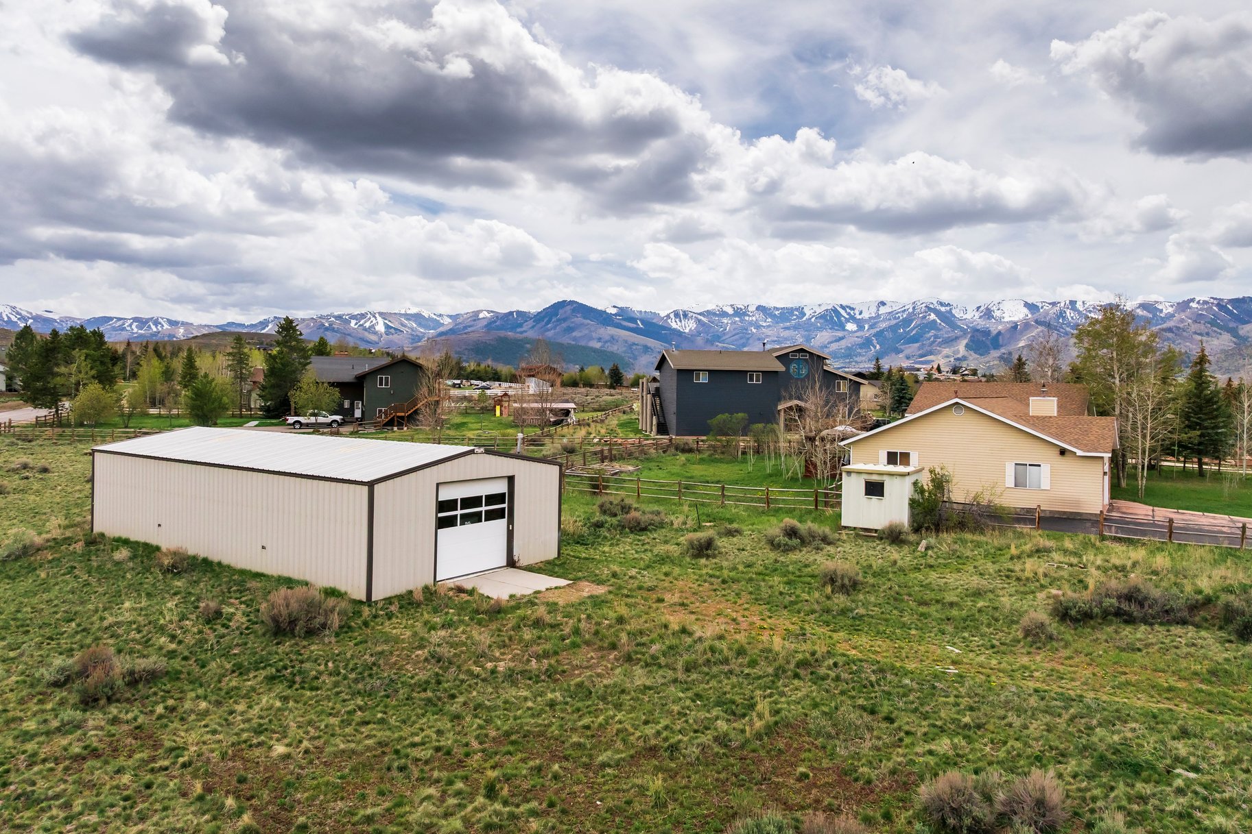  2 Acres  1,800 SF Barn  Minimal HOA  Park City School District — Bring Your V - 物件實景