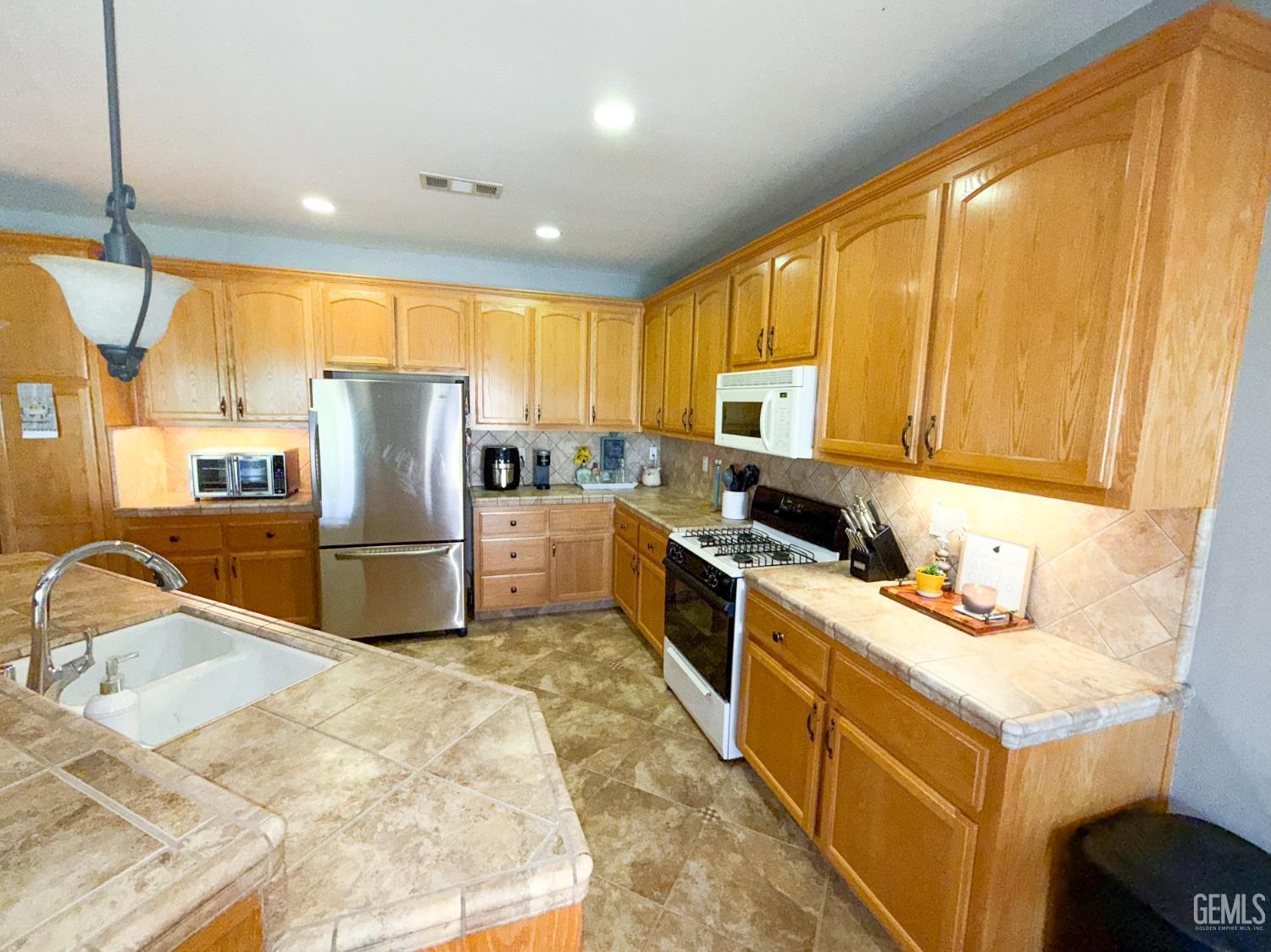 Bakersfield, California, 93314, United States, 3 Bedrooms Bedrooms, ,2 BathroomsBathrooms,Residential,For Sale,1966824