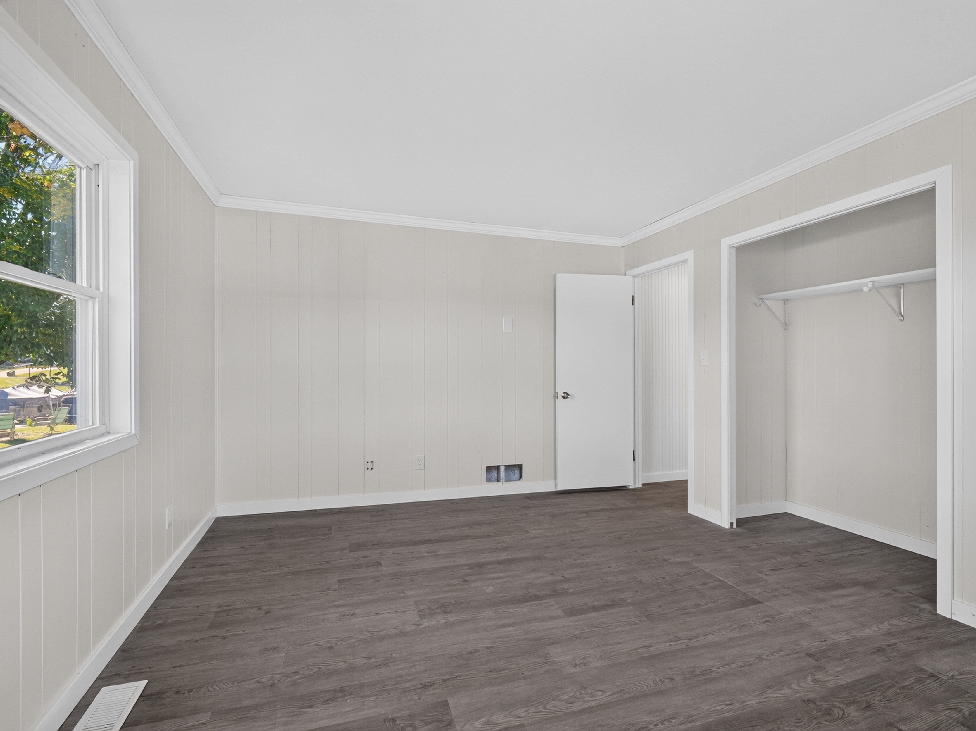  Beautifully Remodeled 4 Bedroom Home Featuring Lakefront Living - 物件實景