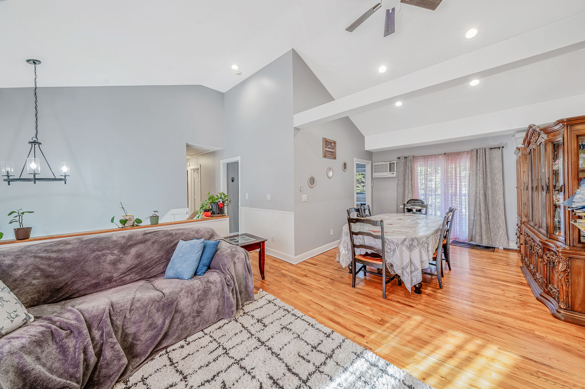 Ronkonkoma, New York, 11779, United States, 4 Bedrooms Bedrooms, ,2 BathroomsBathrooms,Residential,For Sale,2009312