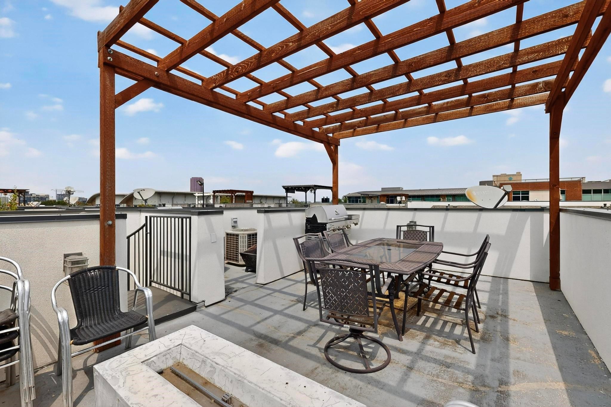 Dallas, Texas, 75204, United States, 3 Bedrooms Bedrooms, ,3 BathroomsBathrooms,Residential,For Sale,1977782