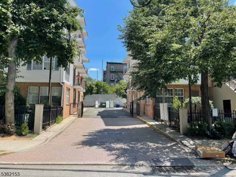 Newark City, New Jersey, 07105, United States, 2 Bedrooms Bedrooms, ,3 BathroomsBathrooms,Residential,For Sale,1849071