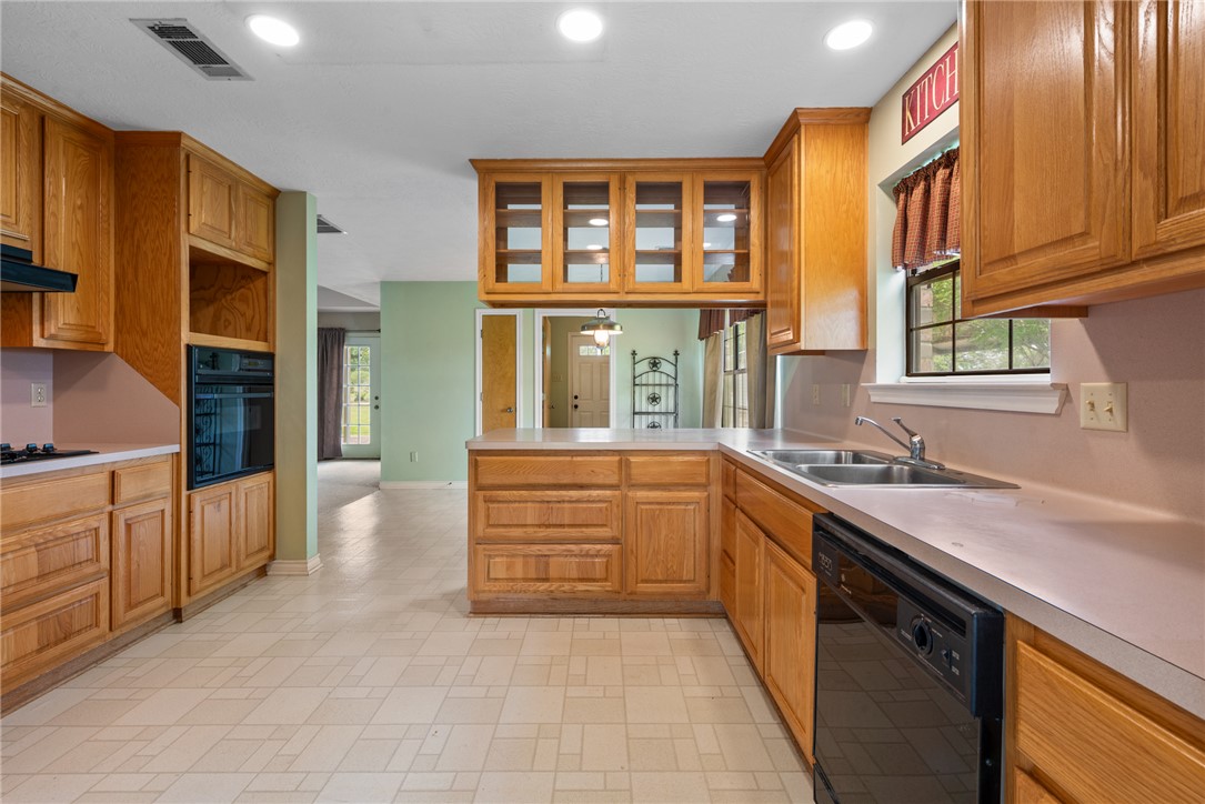 Bryan, Texas, 77808, United States, 4 Bedrooms Bedrooms, ,4 BathroomsBathrooms,Residential,For Sale,1975191