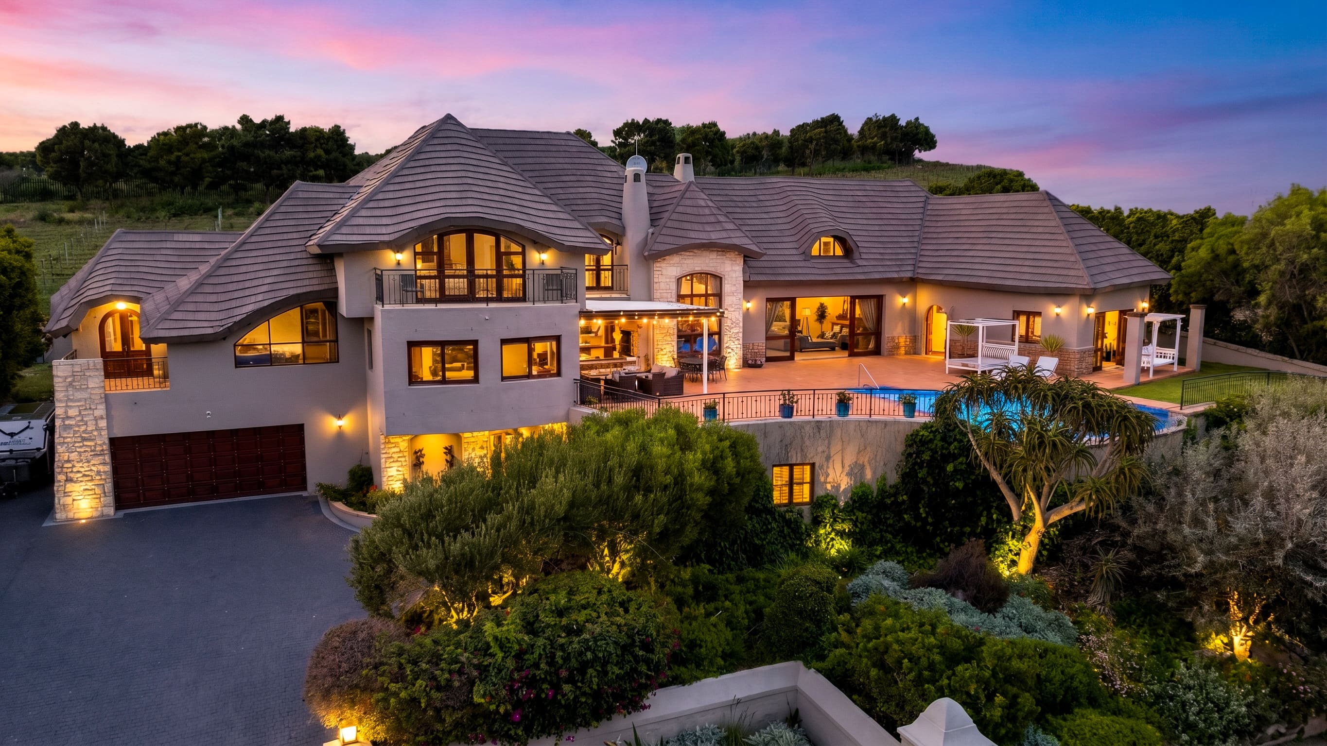  Elevated Family Living with Exceptional Mountain and Valley Views - 物件實景