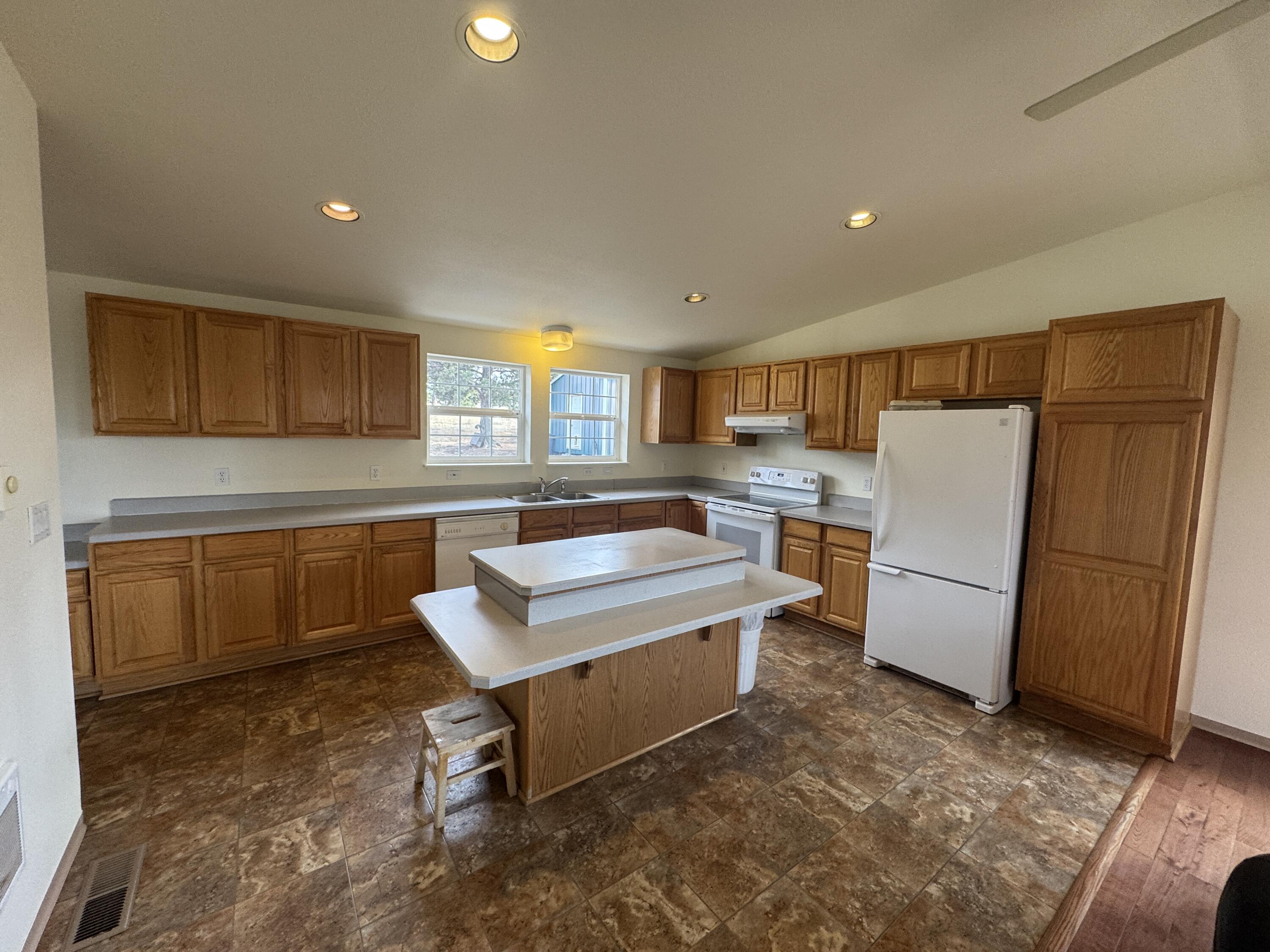 Prineville, Oregon, 97754, United States, 3 Bedrooms Bedrooms, ,2 BathroomsBathrooms,Residential,For Sale,1973827