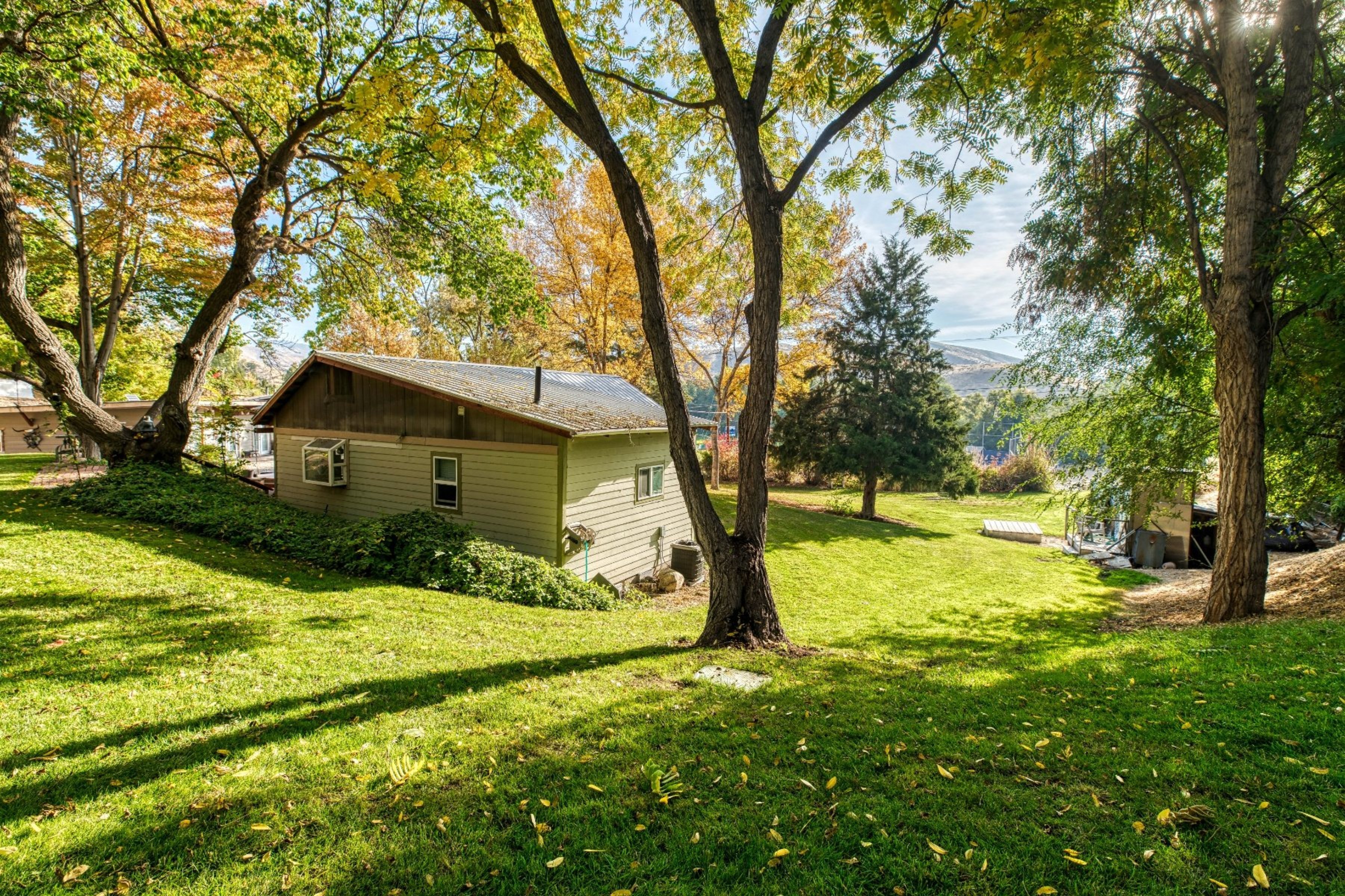  Opportunity to Subdivide - Build Homes With a City & Foothills View - 物件實景
