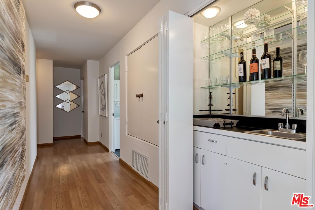 Santa Monica, California, 90403, United States, 2 Bedrooms Bedrooms, ,2 BathroomsBathrooms,Residential,For Sale,2003449