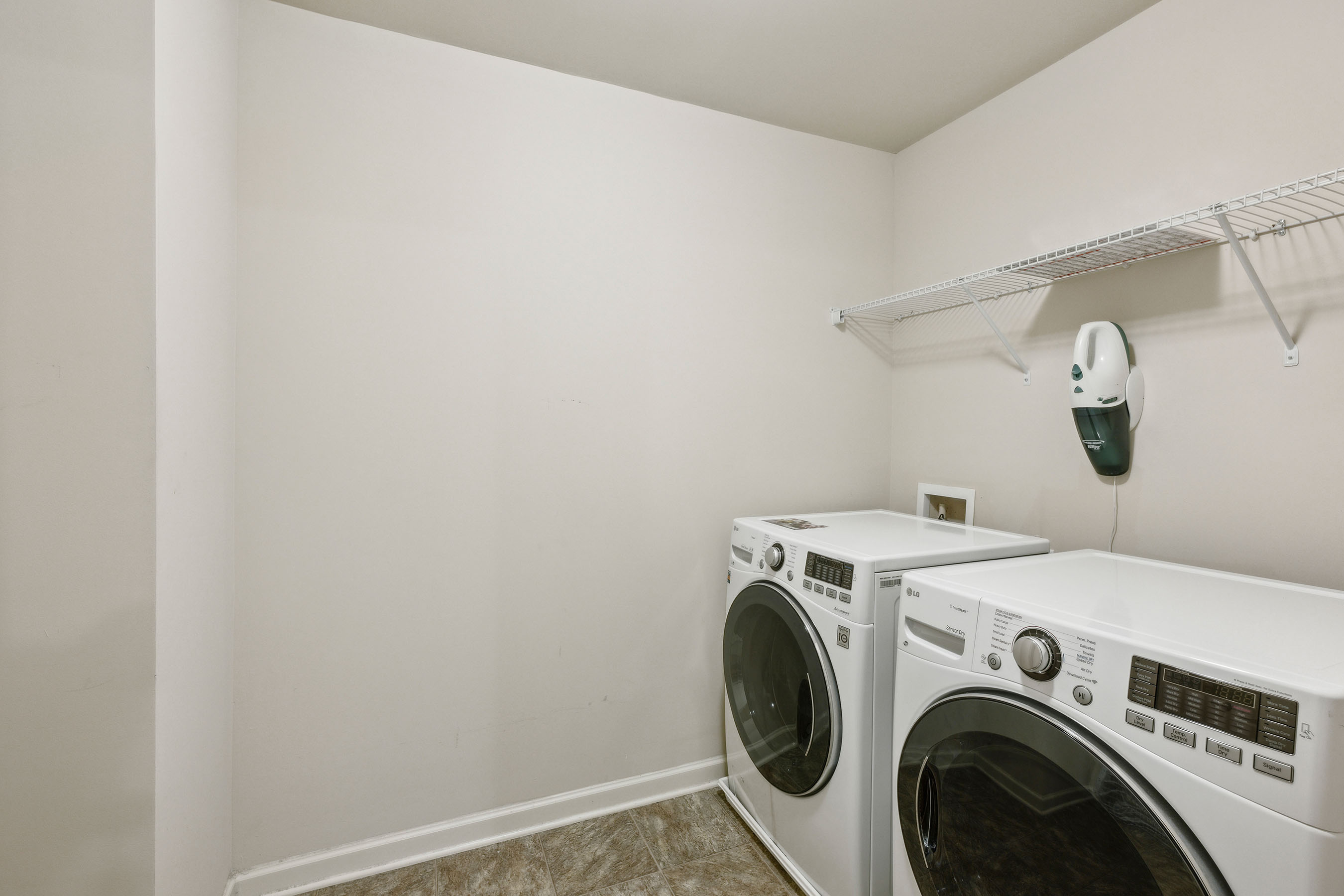  Welcome to this Beautifully Maintained Two-Story Townhome - 物件實景