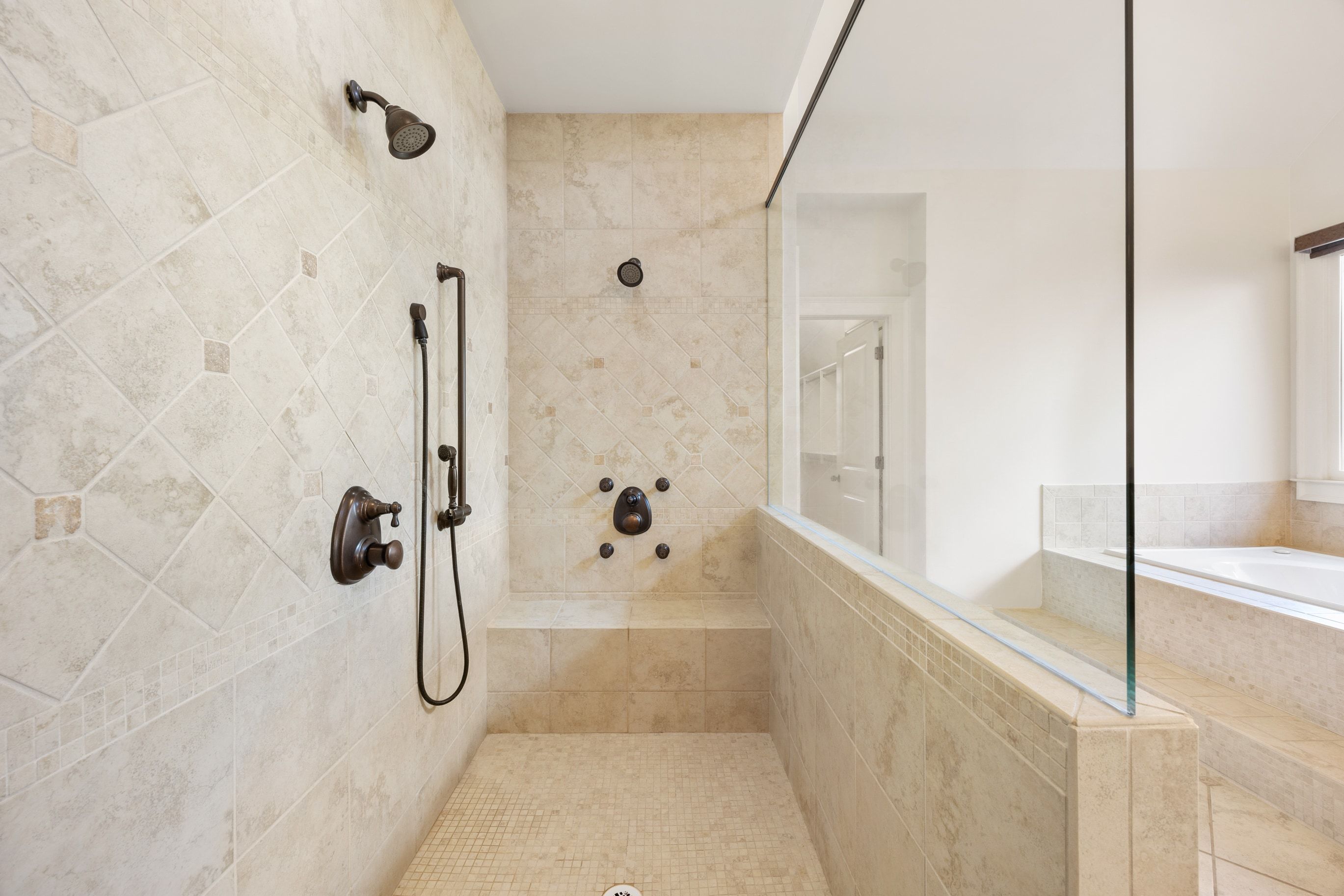  Move-in Ready Home Offers Exceptional Space, Comfort, and Craftsmanship - 物件實景