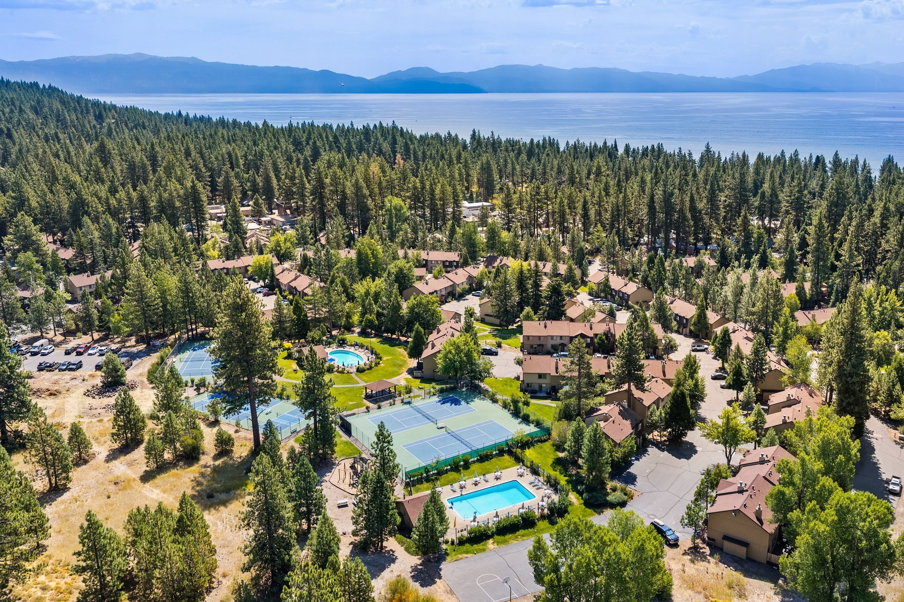  Lake Forest Glen 3 bedroom End Unit - 物件實景