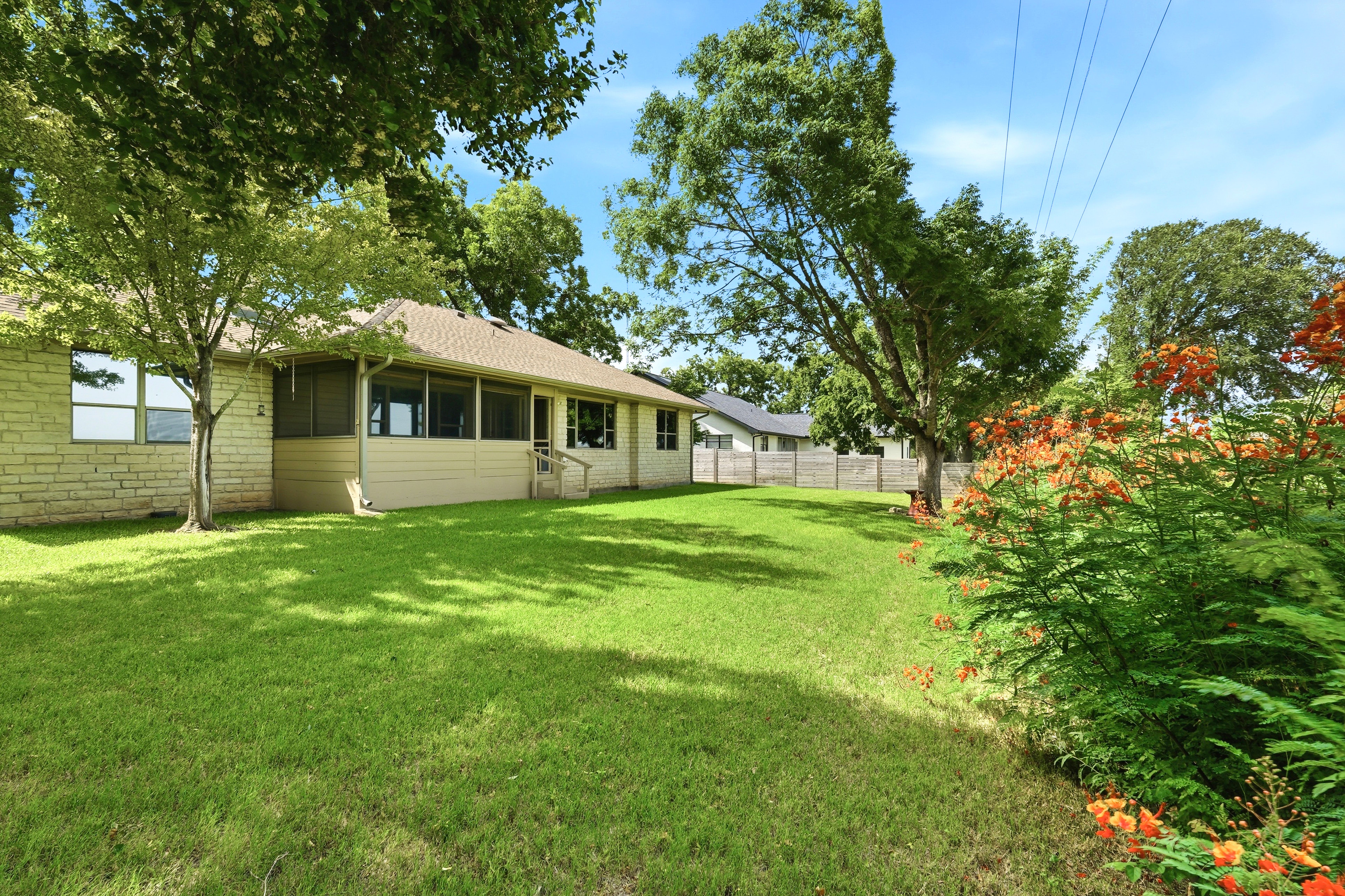  Gated Golf & Lake Community Home in Meadowlakes  Backs to Ranch - 物件實景