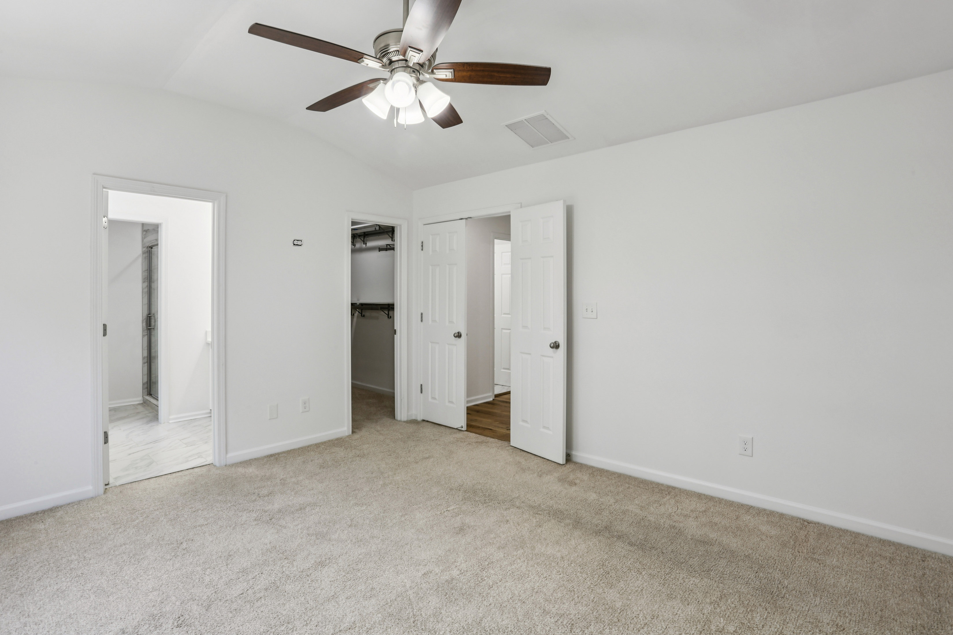  Spacious Three Level Townhome in the Desirable Thorncrest Community - 物件實景