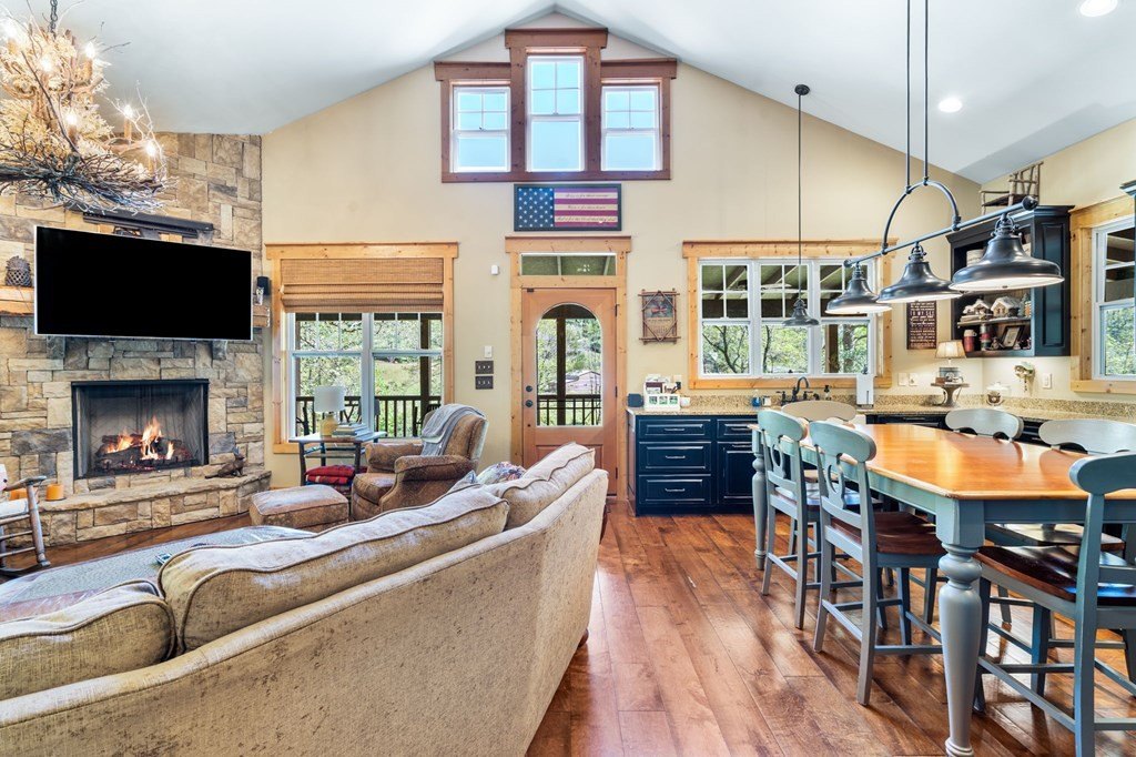 Murphy, North Carolina, 28906, United States, 3 Bedrooms Bedrooms, ,3 BathroomsBathrooms,Residential,For Sale,1982645