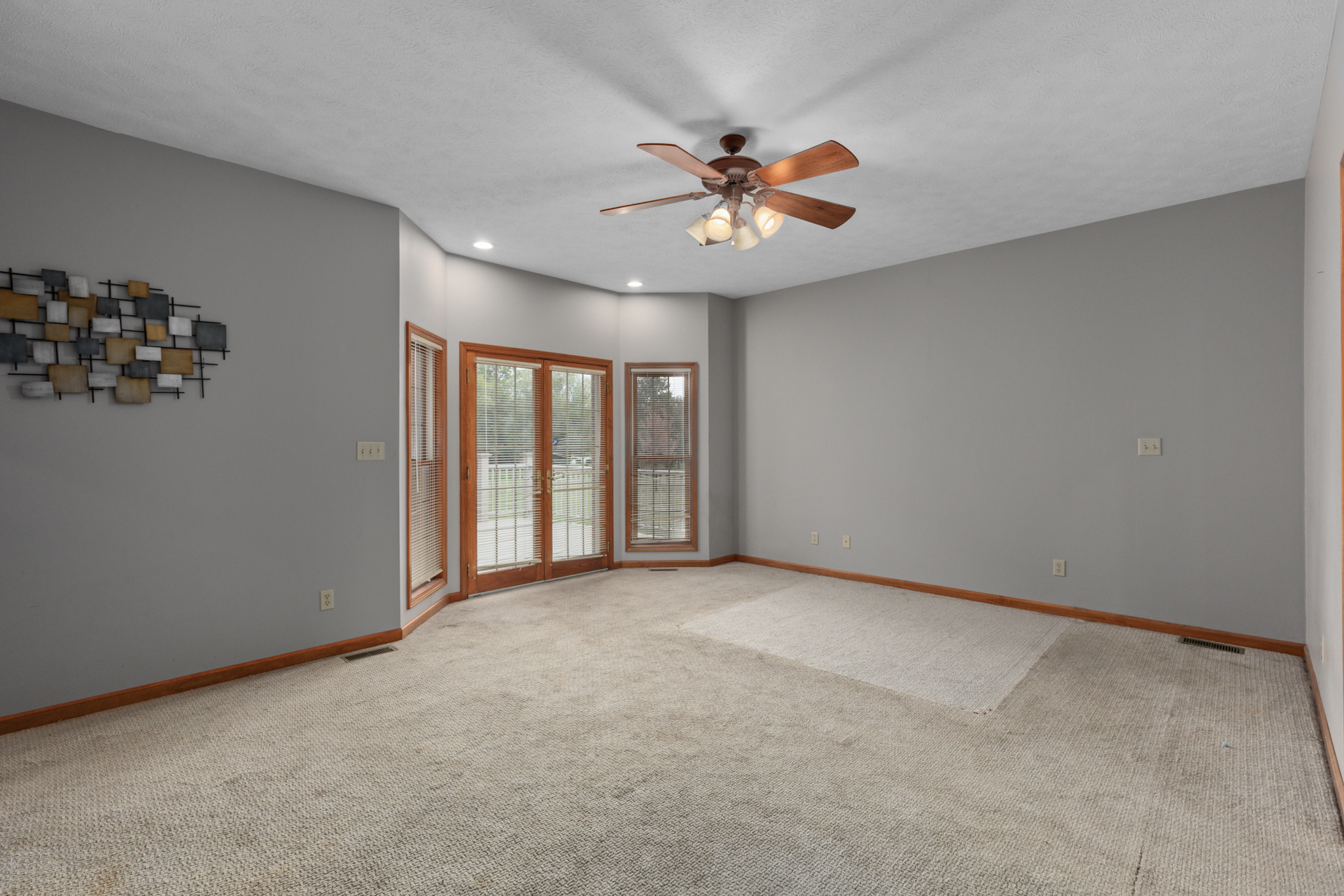 Litchfield, Illinois, 62056, United States, 5 Bedrooms Bedrooms, ,4 BathroomsBathrooms,Residential,For Sale,1986083