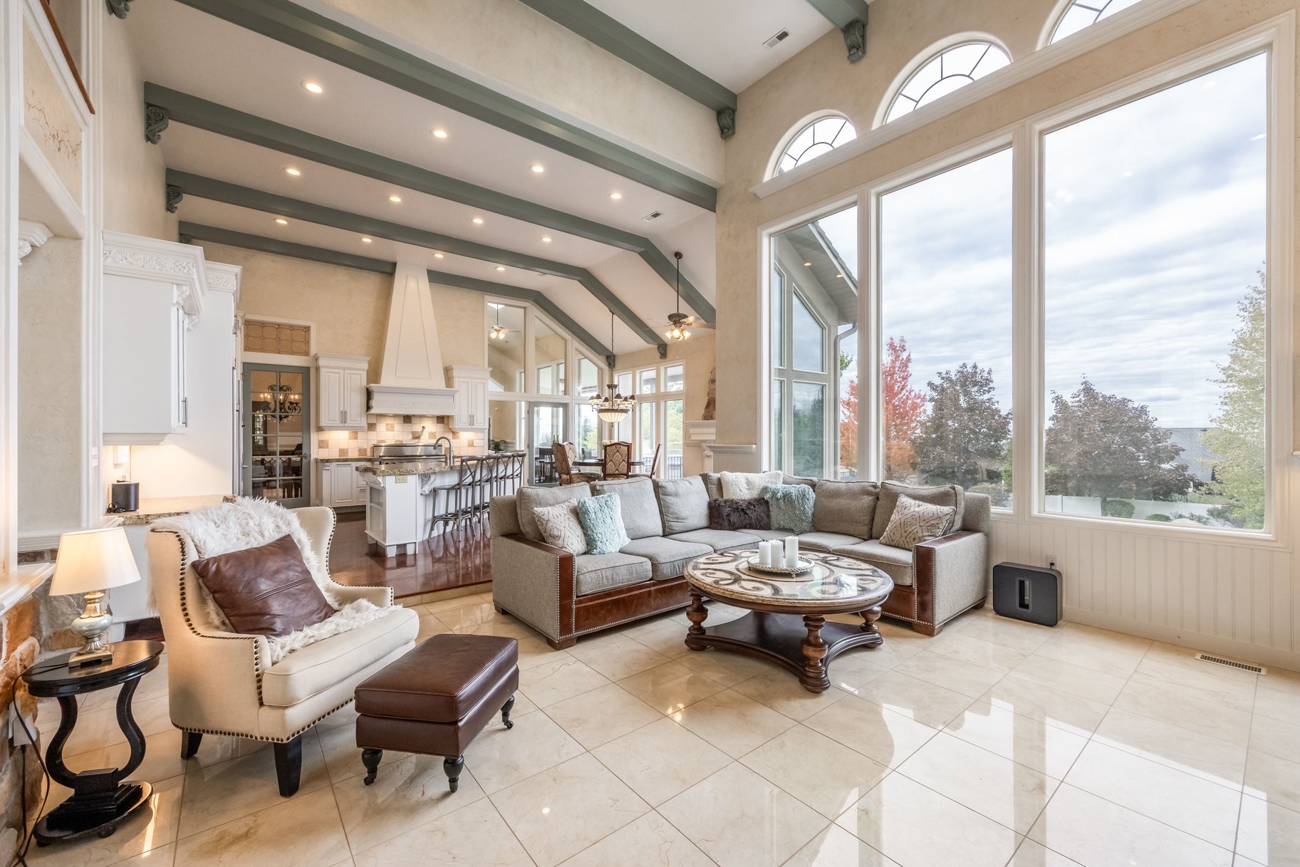  Stately Gated-Community Estate on Nearly Half an Acre: Vaulted Ceilings, Valley - 物件實景