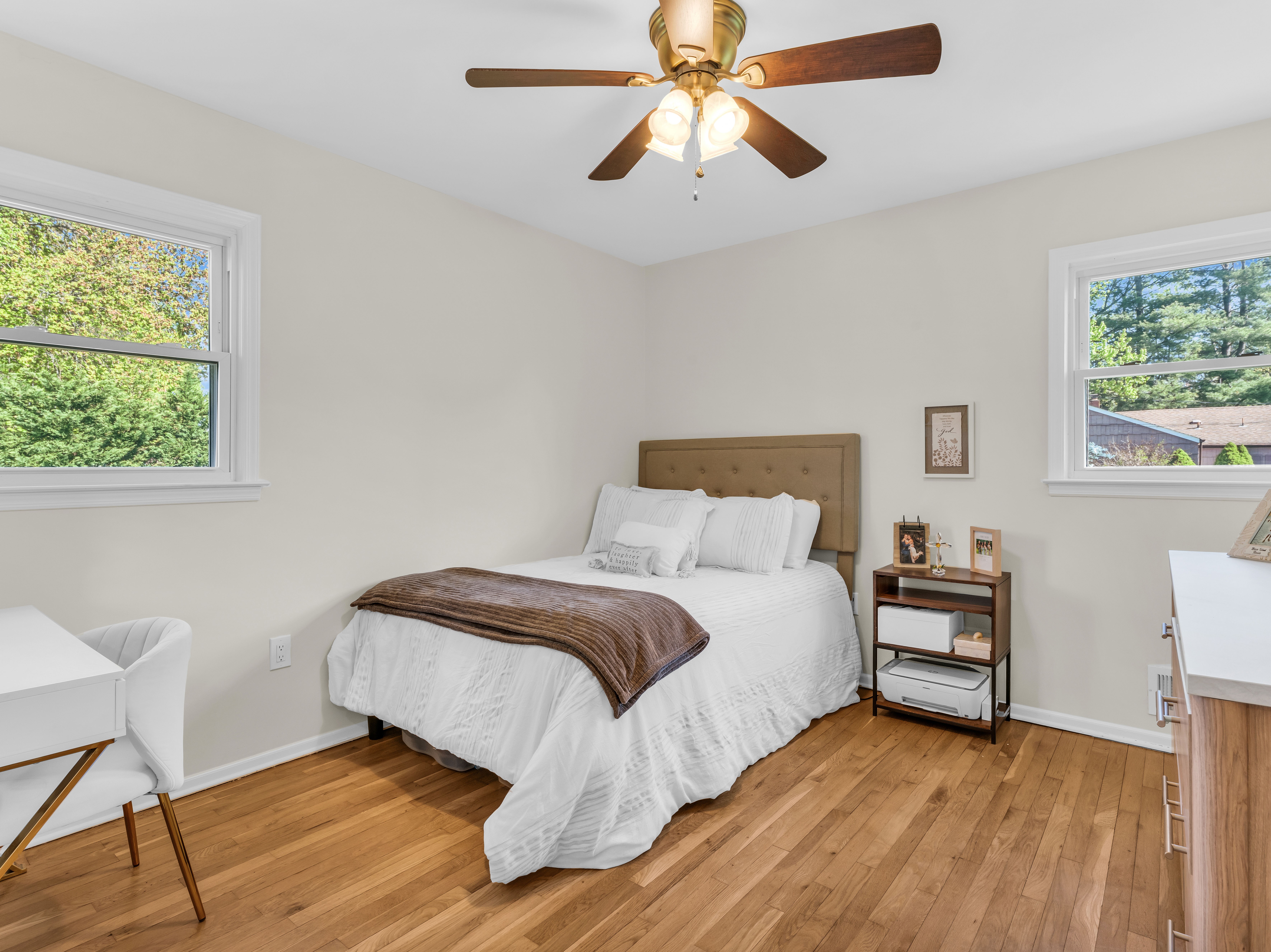  Welcome to this meticulously maintained charming 3-bedroom, 2-bathroom ranch, - 物件實景
