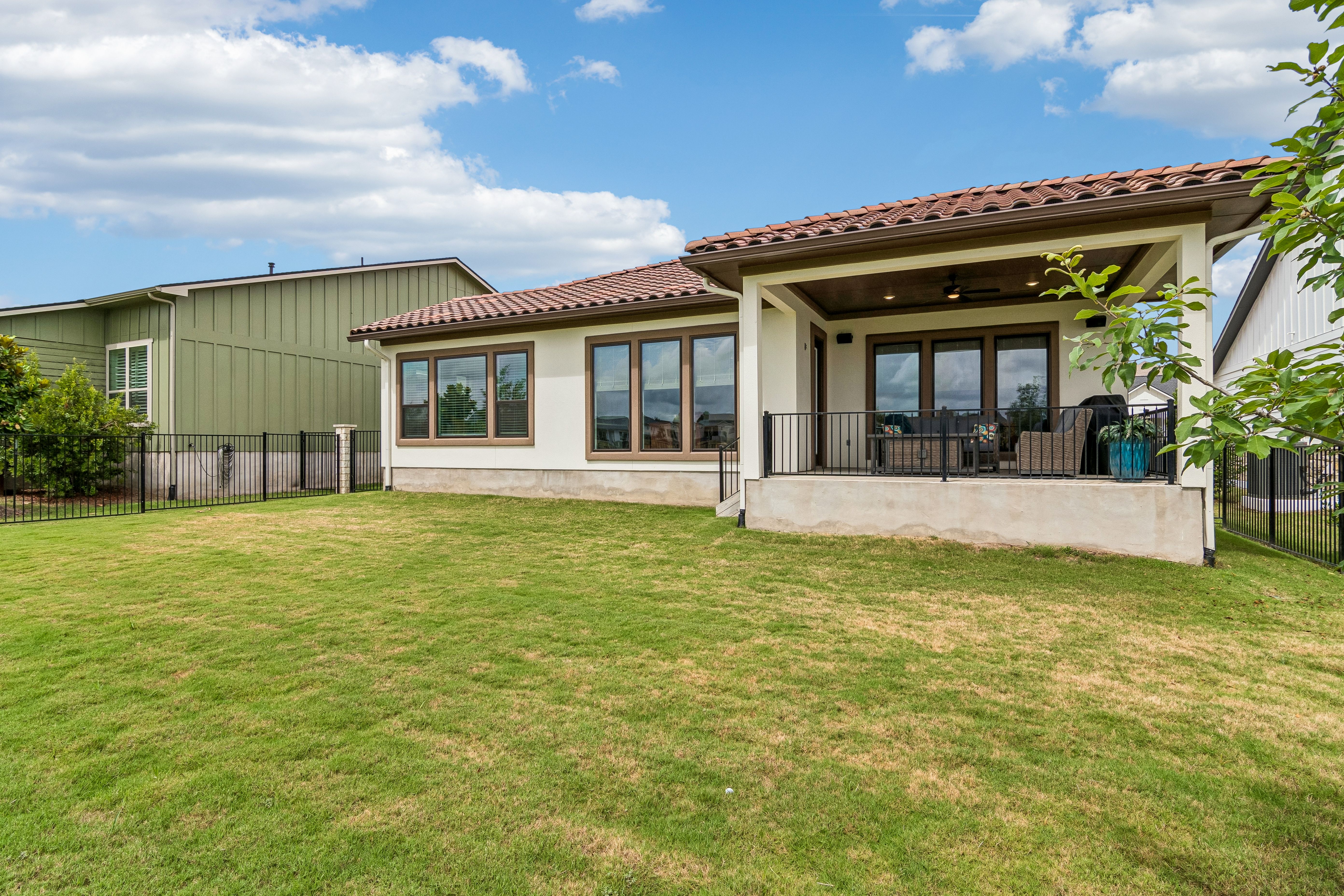  Model-Perfect with Golf Course Views - 物件實景