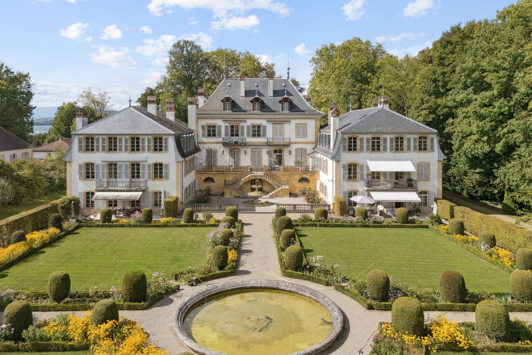  Exceptional duplex apartment just a stone