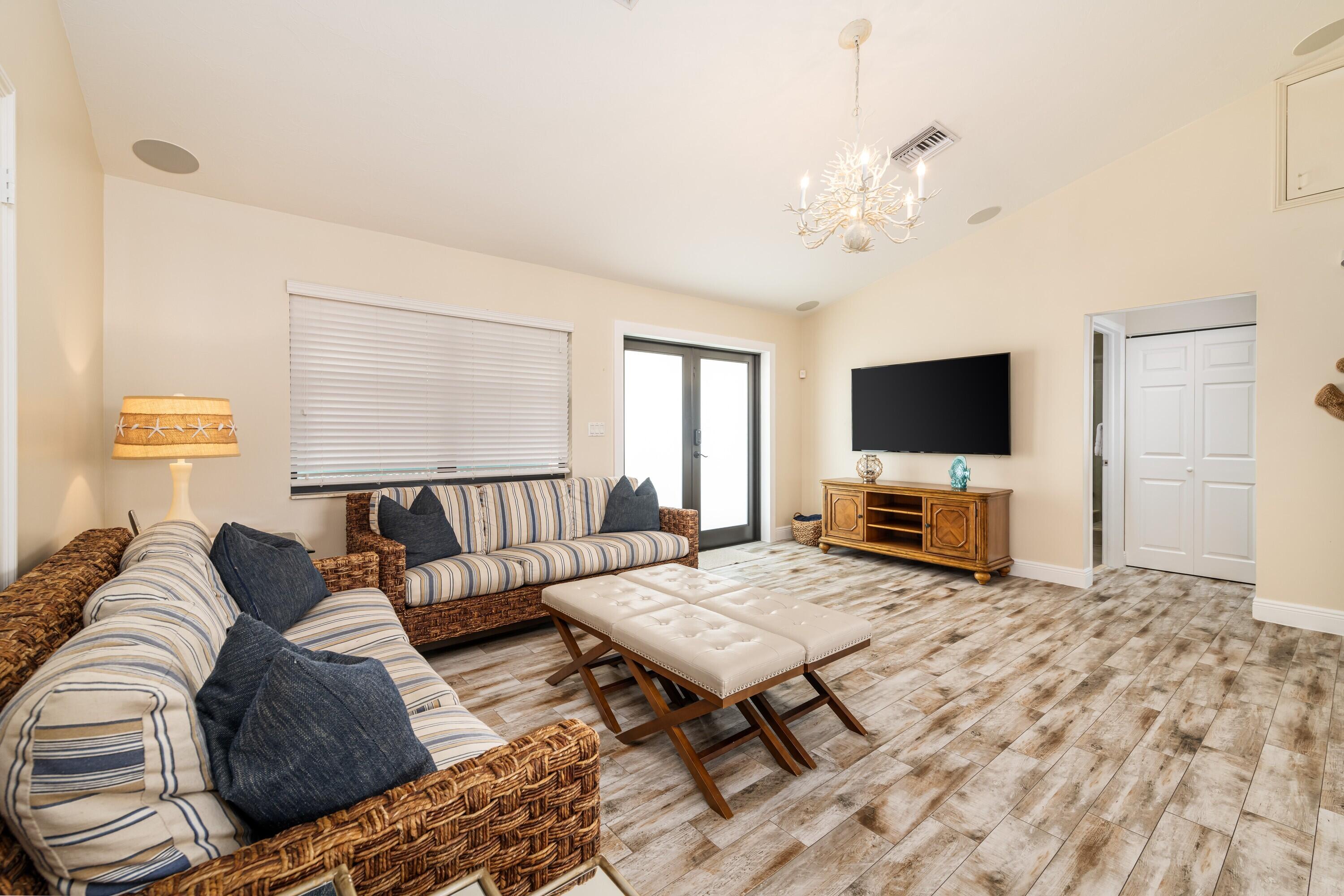 MARATHON, Florida, 33050, United States, 2 Bedrooms Bedrooms, ,2 BathroomsBathrooms,Residential,For Sale,1988223