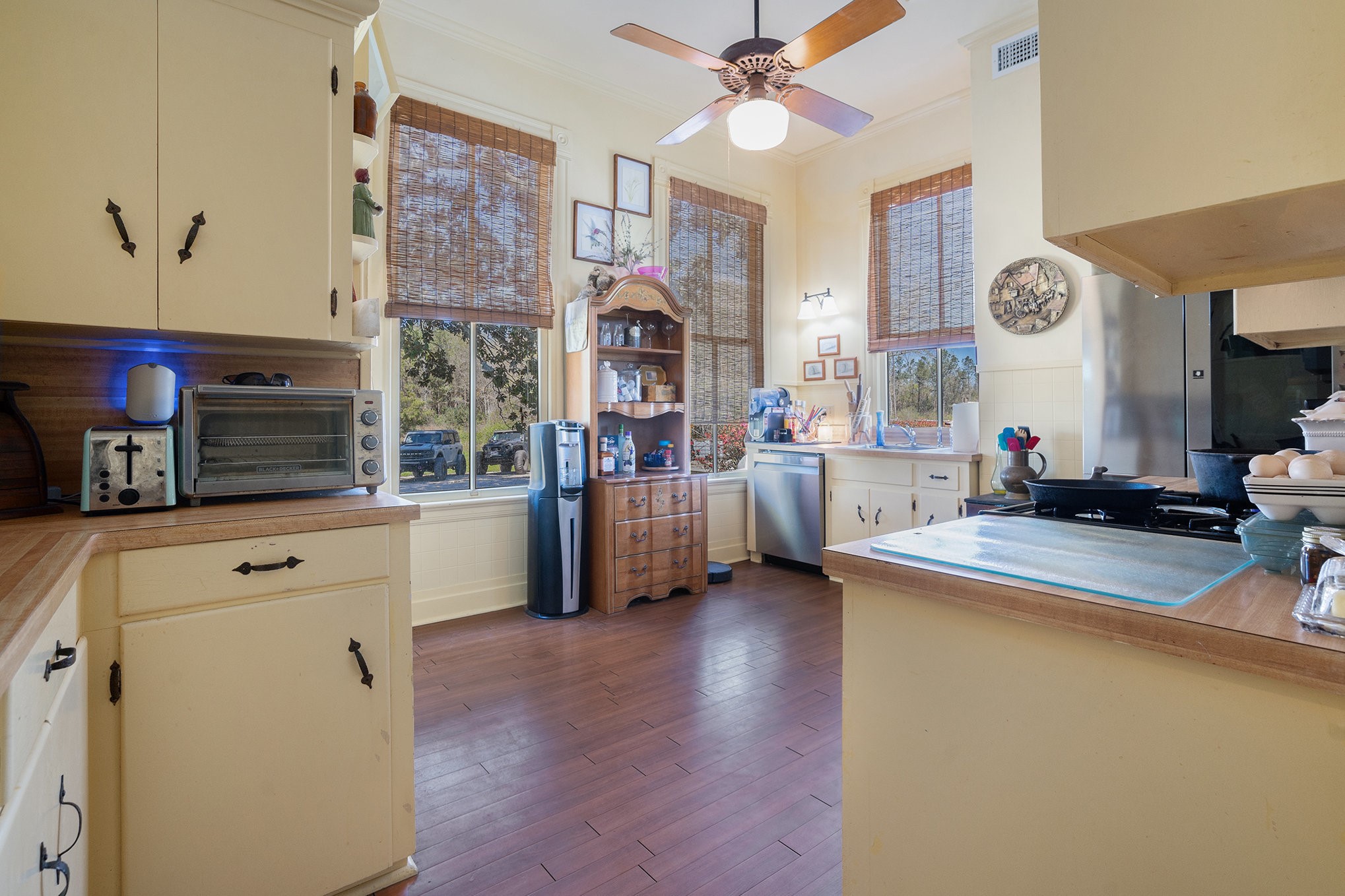 Anahuac, Texas, 77514, United States, 3 Bedrooms Bedrooms, ,2 BathroomsBathrooms,Residential,For Sale,1908288