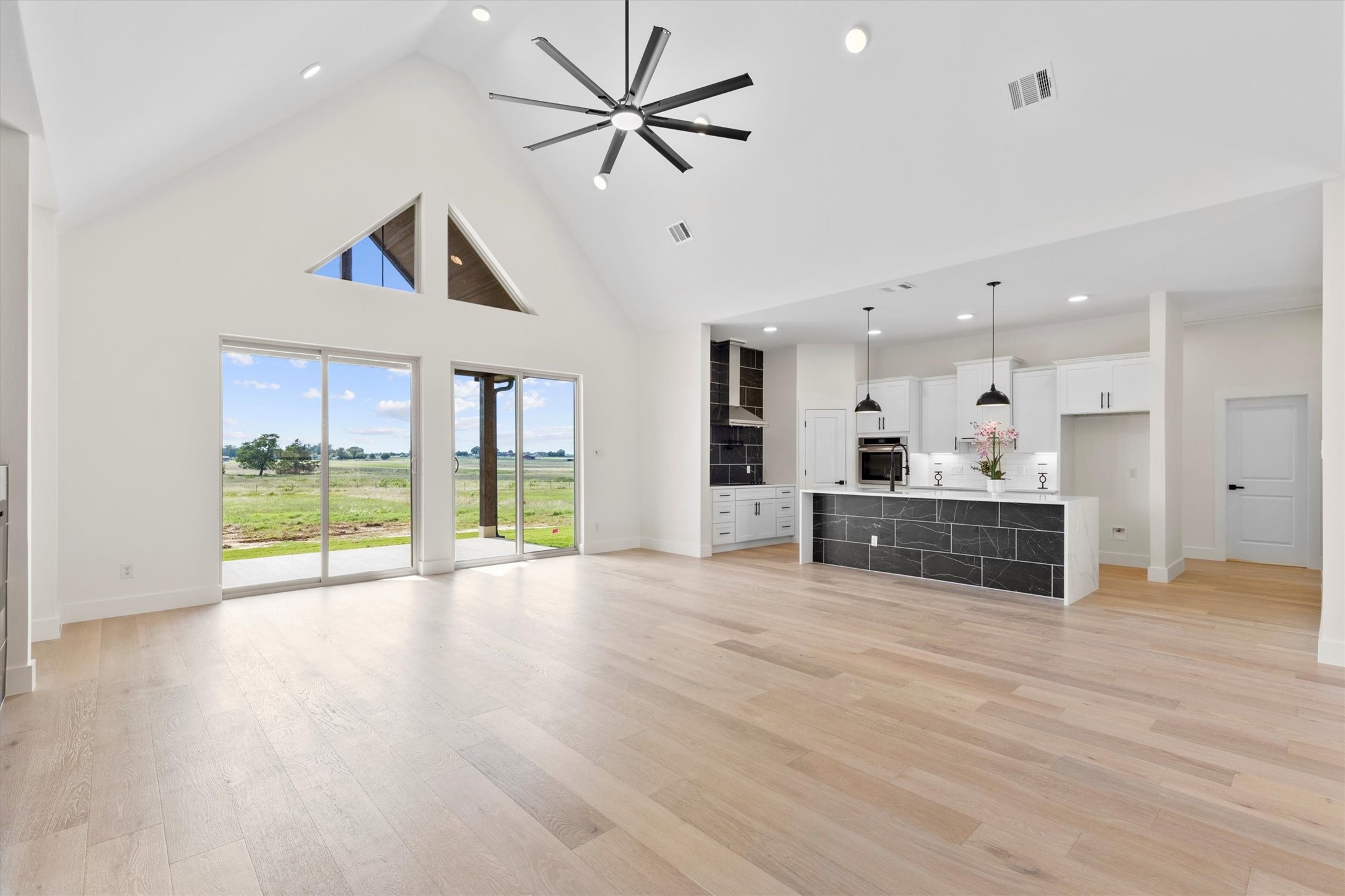 Whitesboro, Texas, 76273, United States, 4 Bedrooms Bedrooms, ,4 BathroomsBathrooms,Residential,For Sale,1848592