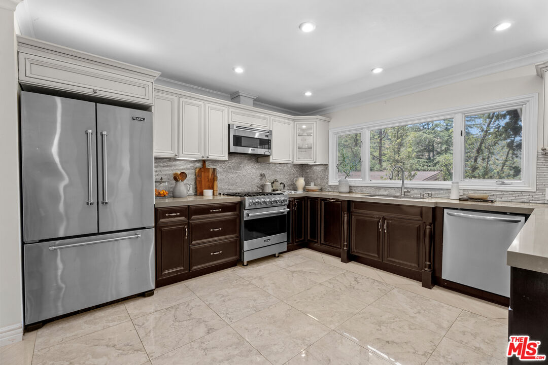 Los Angeles, California, 90077, United States, 4 Bedrooms Bedrooms, ,5 BathroomsBathrooms,Residential,For Sale,1862324