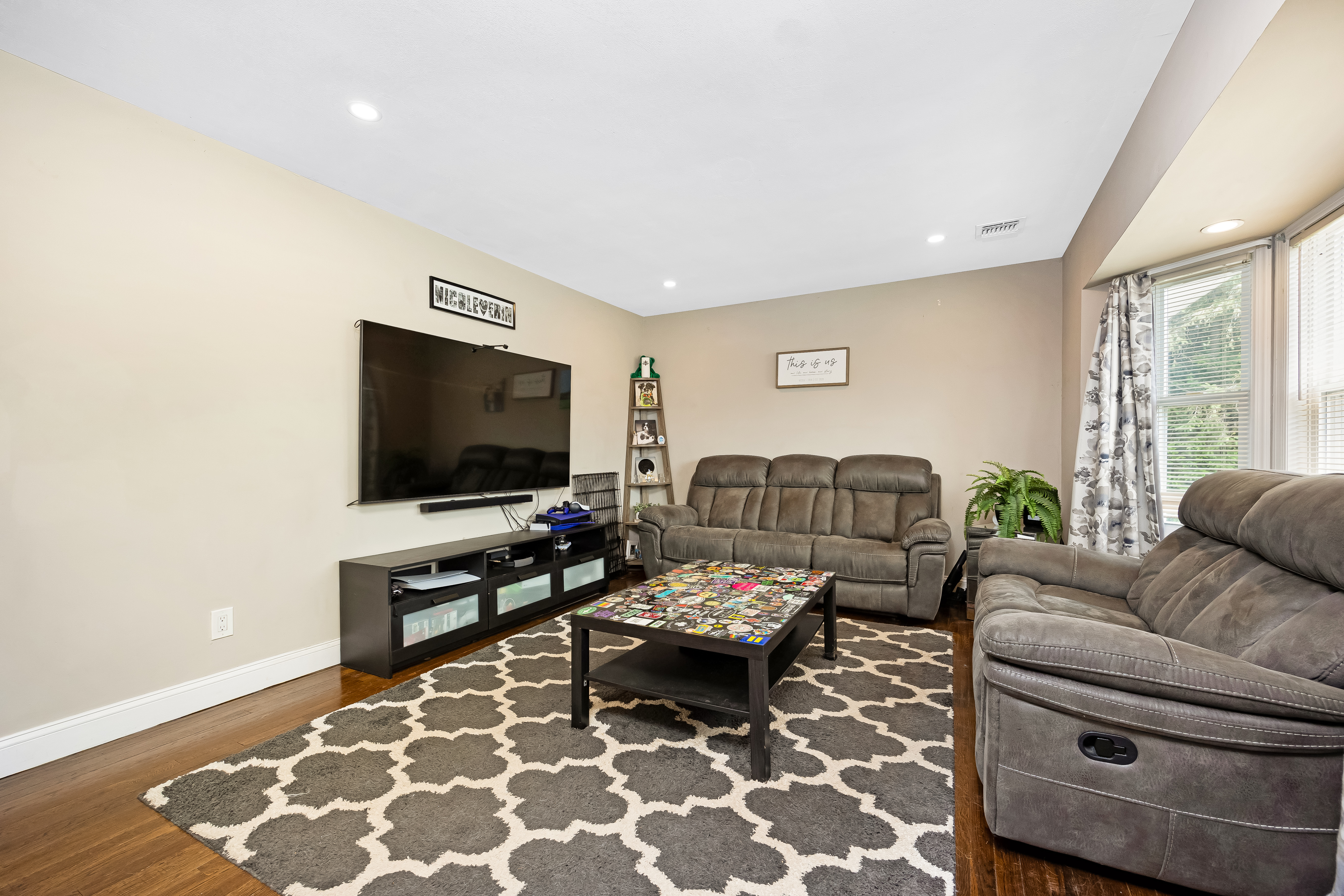 Deer Park, New York, 11729, United States, 3 Bedrooms Bedrooms, ,2 BathroomsBathrooms,Residential,For Sale,1915383