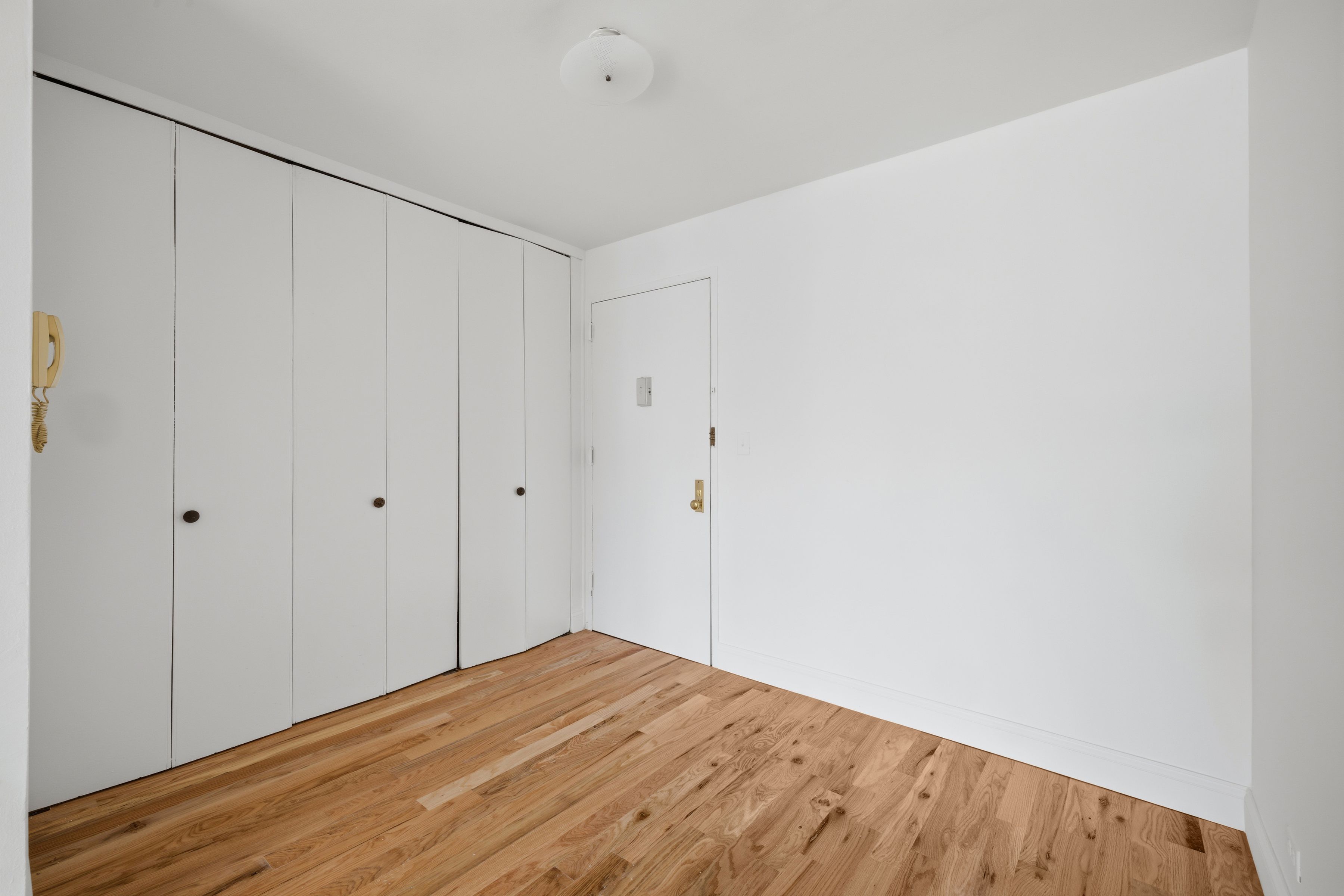  Bright & Large 1 Bed - Needs TLC - 物件實景