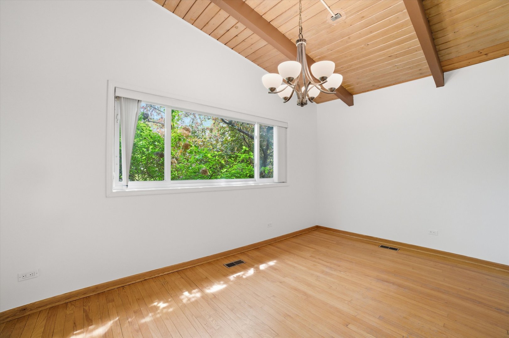 Skokie, Illinois, 60076, United States, 4 Bedrooms Bedrooms, ,2 BathroomsBathrooms,Residential,For Sale,2049150