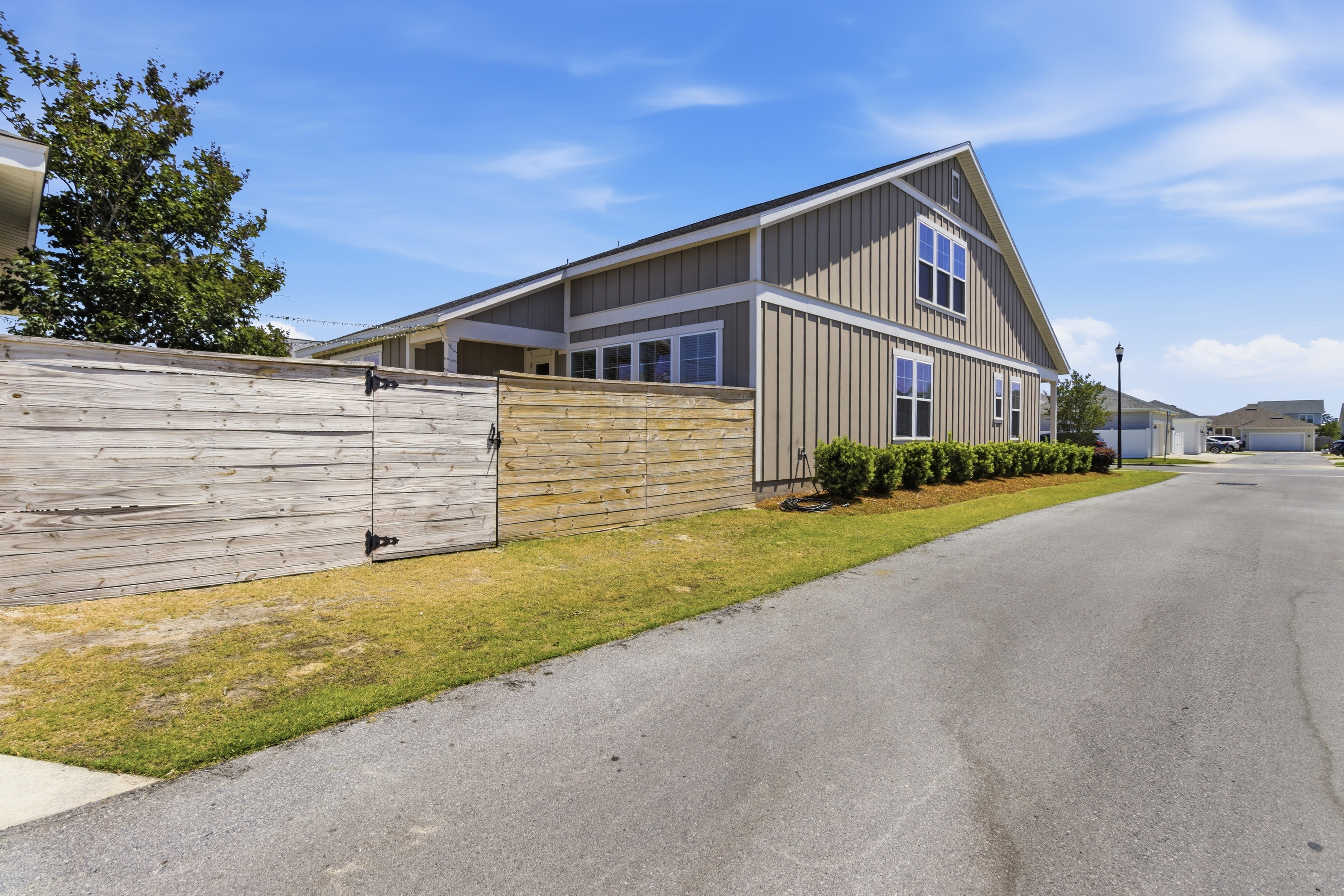  Spacious Corner-Lot Retreat With Flexible Living - 物件實景