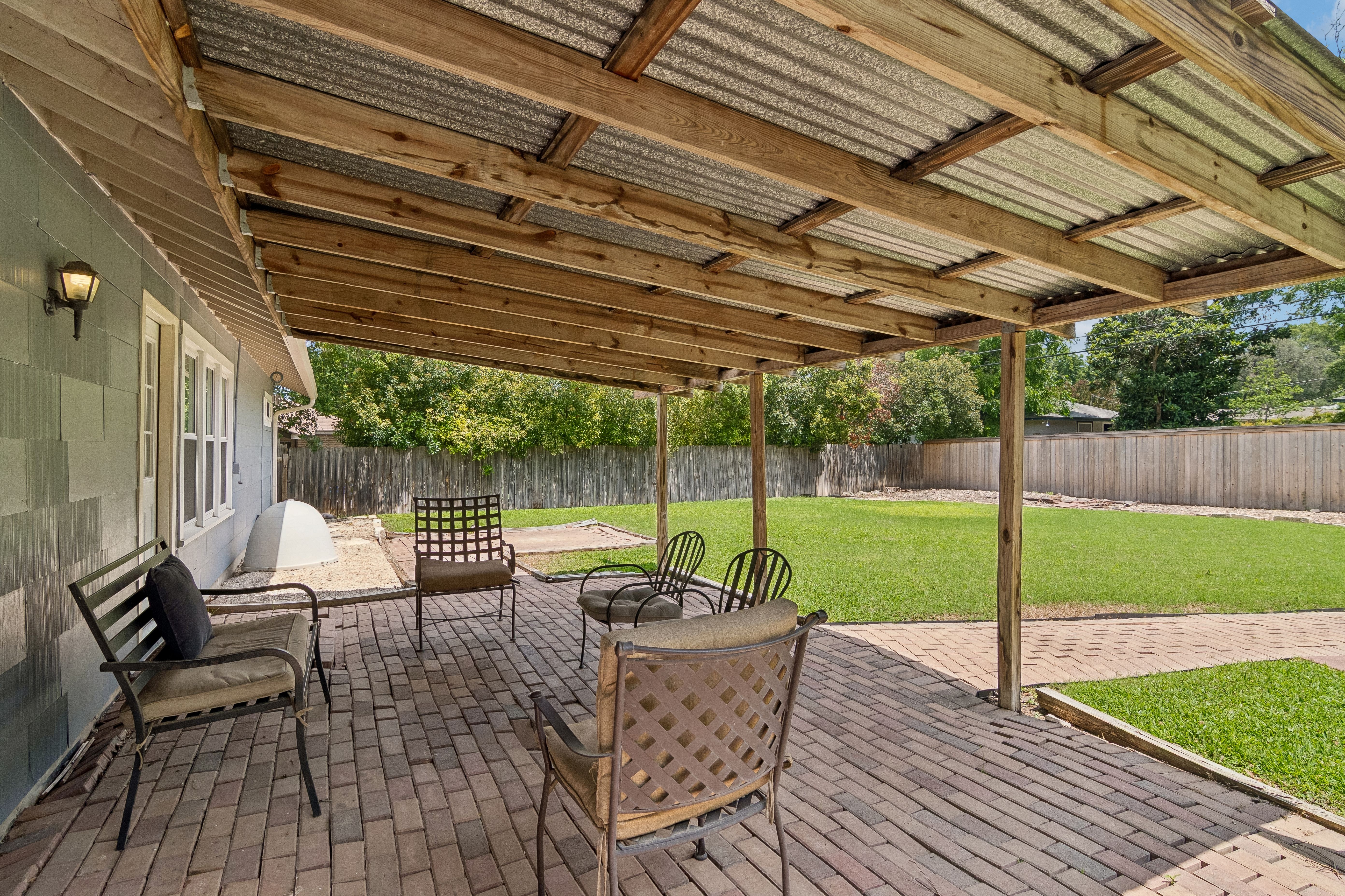  Beautifully Updated Home with Spacious Backyard - 物件實景