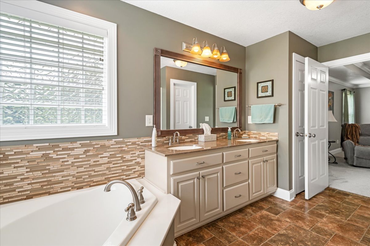 Winchester, Tennessee, 37398, United States, 4 Bedrooms Bedrooms, ,2 BathroomsBathrooms,Residential,For Sale,1921635