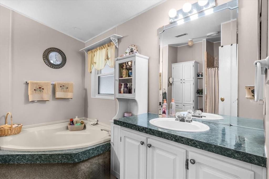 Weatherford, Texas, 76087, United States, 3 Bedrooms Bedrooms, ,2 BathroomsBathrooms,Residential,For Sale,2005705