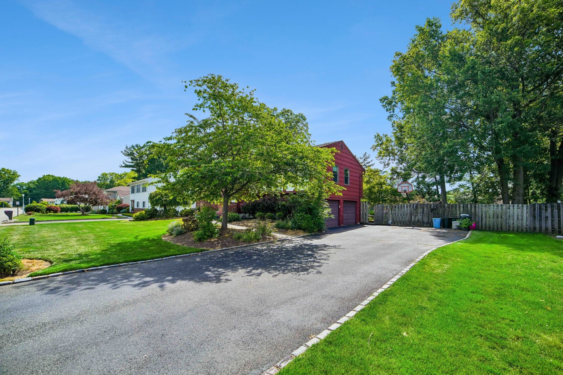 ?Oak Park? Bi-Level Provides Space Location and Long-Term Value - 物件實景