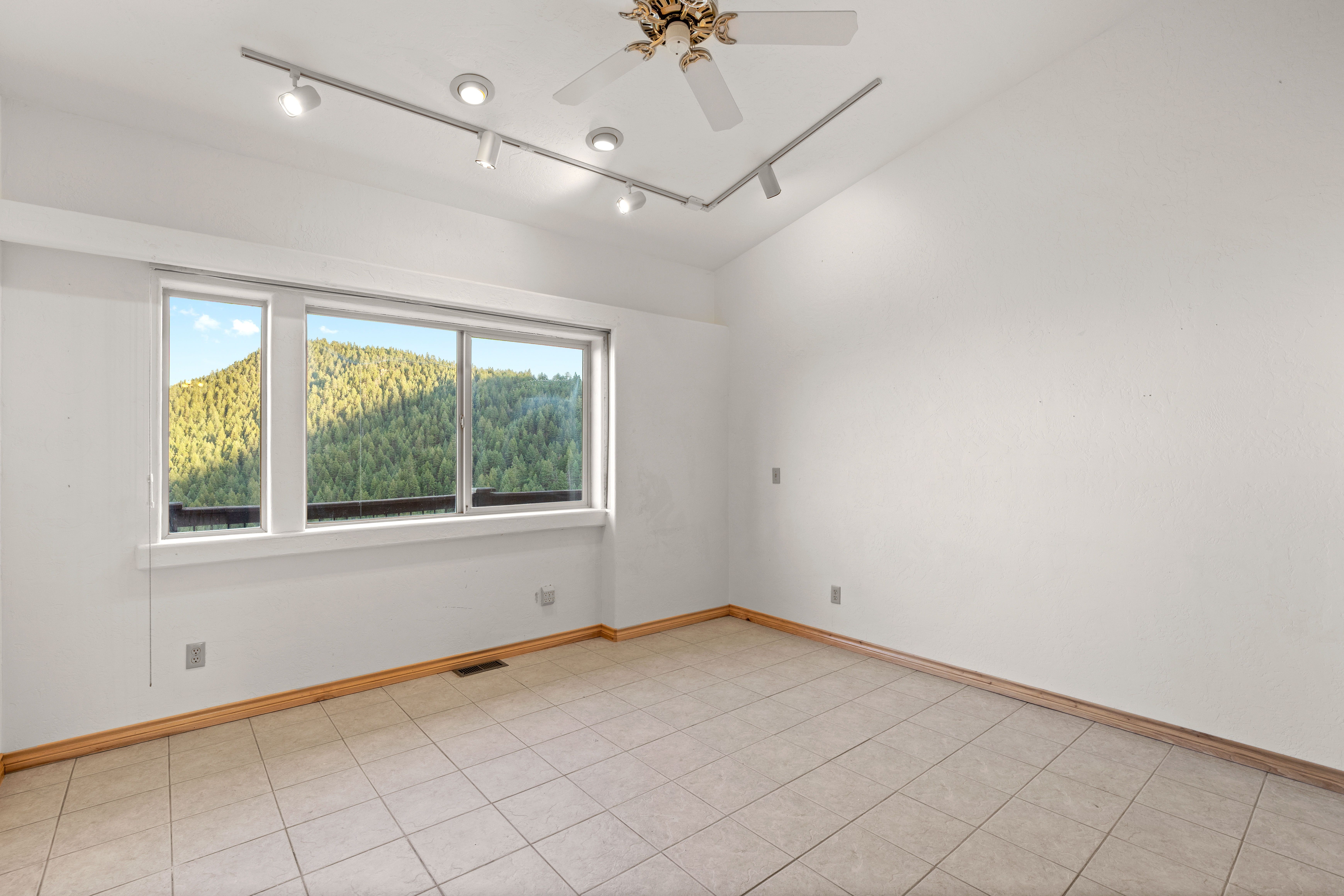  Rare 40-Acre Mountain Retreat with Panoramic Views & 11 Garages - 物件實景